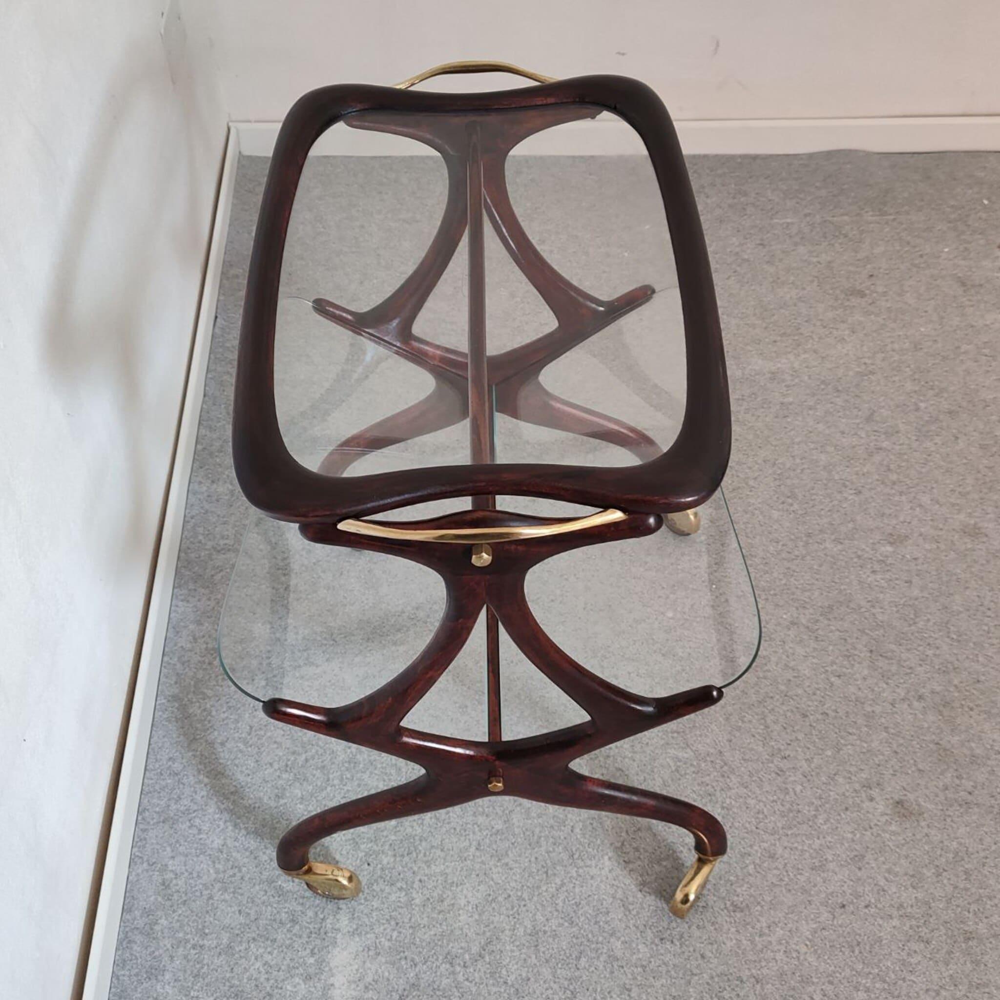 Moderner italienischer Barwagen aus Holz und Messing mit Zeitschriftenständer, zugeschrieben Cesare Lacca, 1950er Jahre

Ein eleganter und skulpturaler Tee- oder Servierwagen, der der Designschule von Cesare Lacca zugeschrieben wird und in den