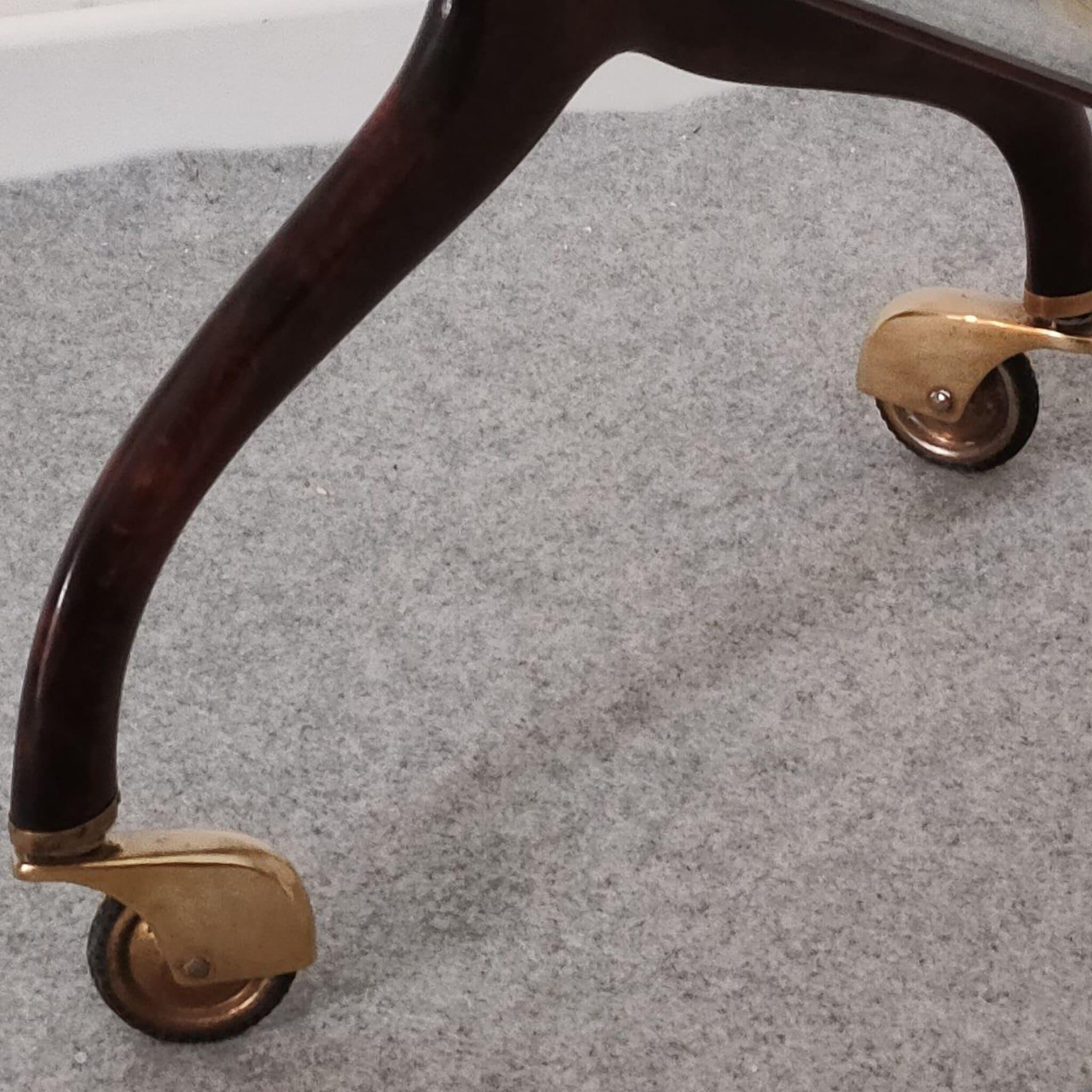 Mid-Century Modern Barwagen- megazine-Regal aus Holz und Messing von Cesare Lacca, Italien 1950er Jahre (Mitte des 20. Jahrhunderts) im Angebot