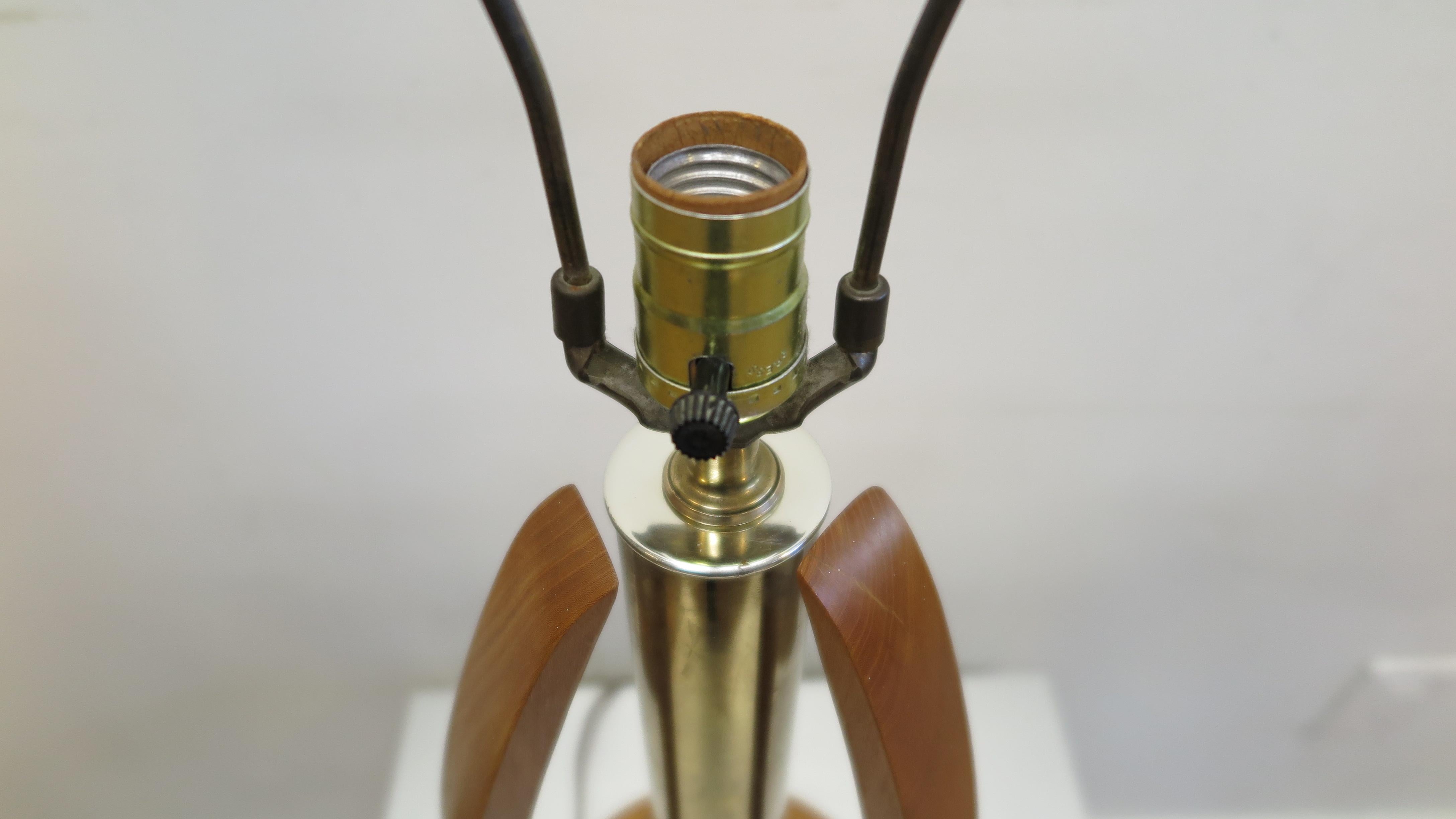 Mid-Century Modern Wood & Brass Table Lamp In Good Condition For Sale In New York, NY