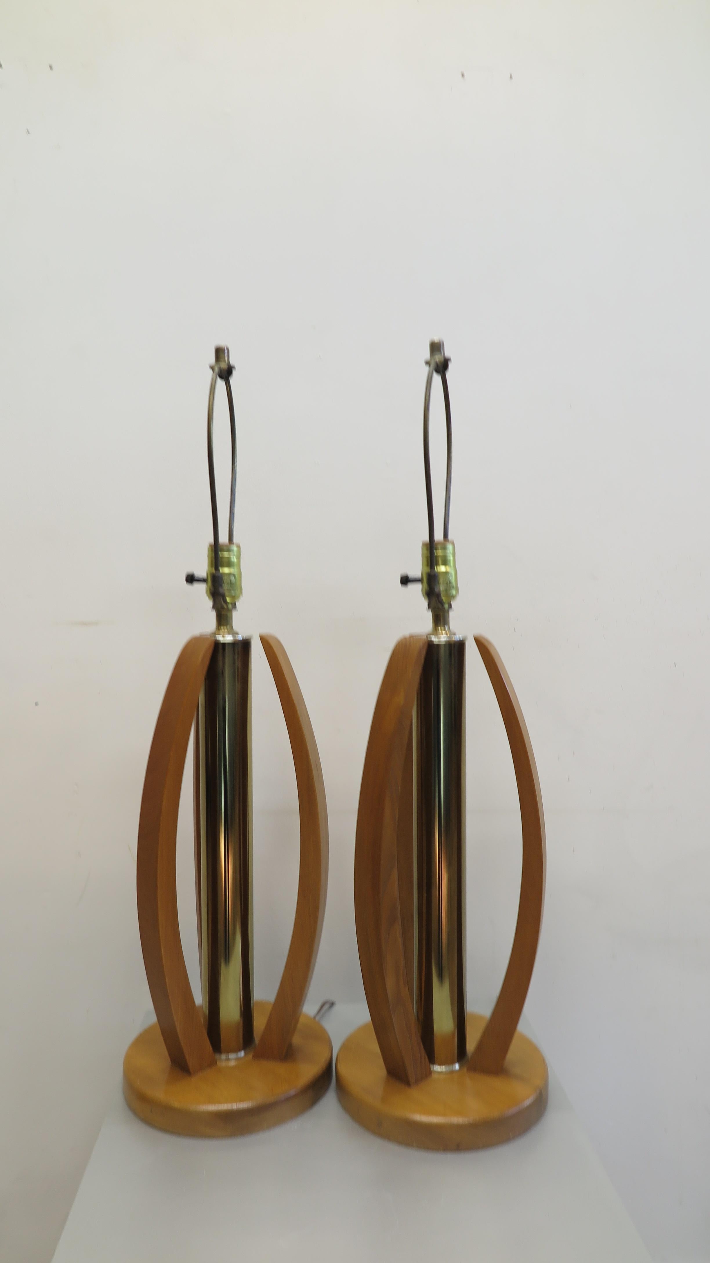 Mid-Century Modern Wood & Brass Table Lamp For Sale 2