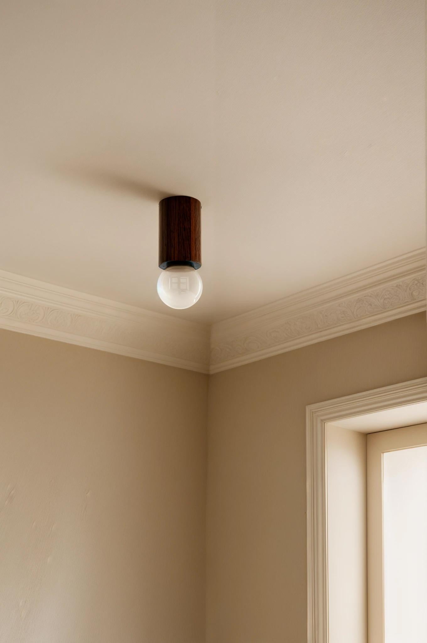 Minimalismo Lampada da soffitto in legno moderna del metà del secolo Forma rotonda in noce e globo in vetro bianco in vendita