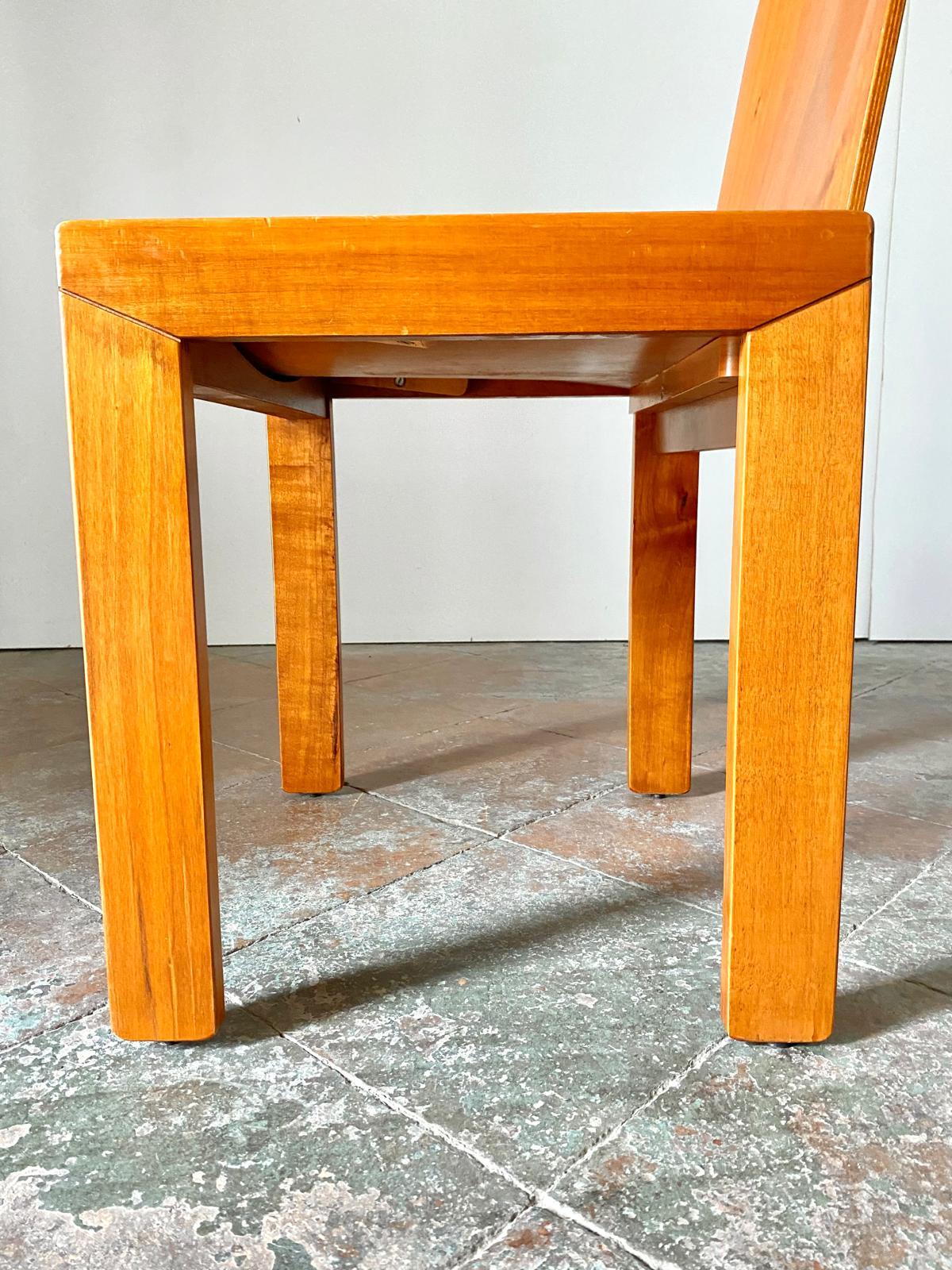 Moderne Esszimmerstühle aus Holz aus der Mitte des Jahrhunderts, Afra und Tobia Scarpa für Molteni, Italien  im Angebot 7