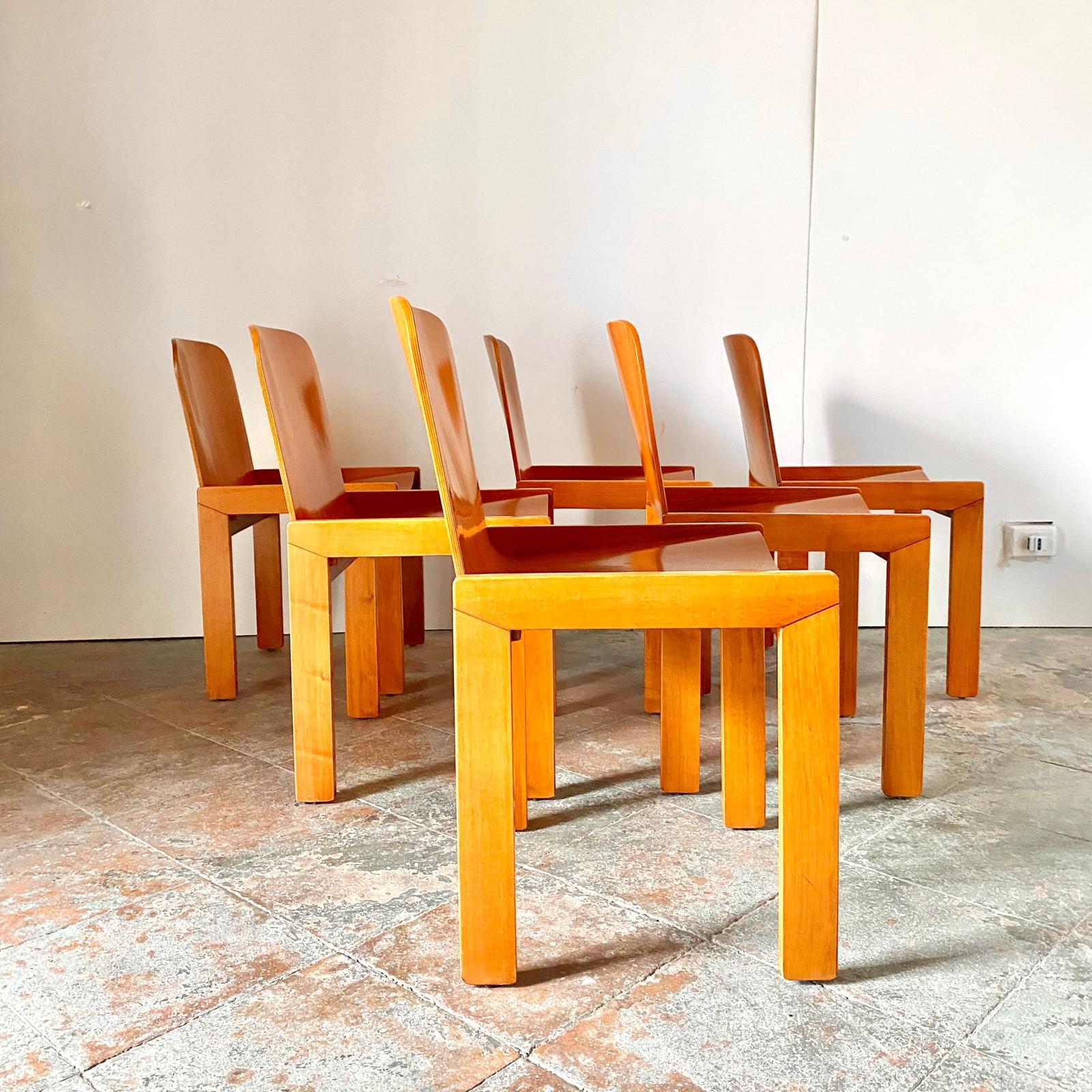 Mid century modern dining chairs set designed by Tobia Scarpa for Molteni and munufactured in Italy in the 1970 's.

Fine design set made of six bentwood and solid wood structure finley refined.

Bentwood seat venereed in cherry wood and solid