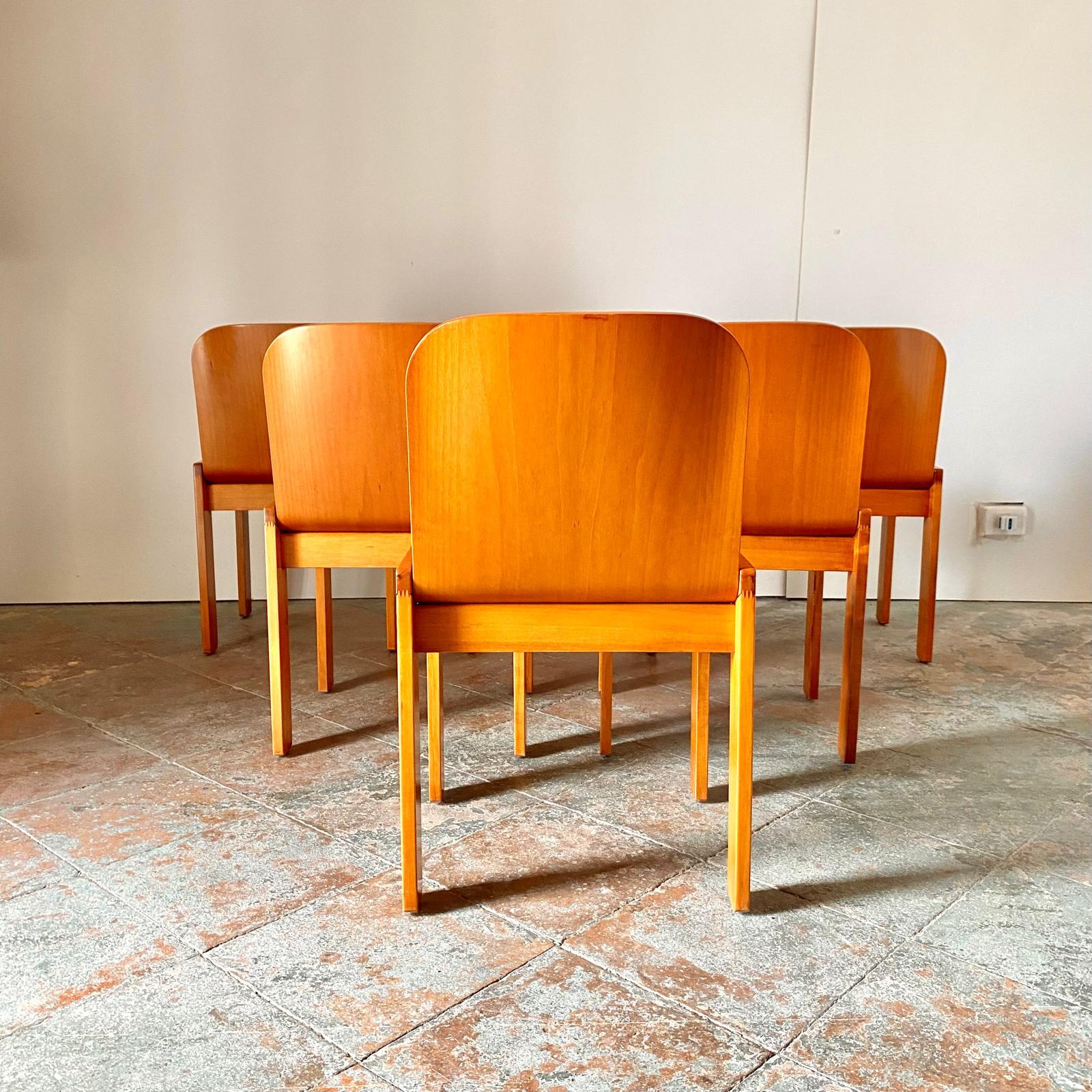 Moderne Esszimmerstühle aus Holz aus der Mitte des Jahrhunderts, Afra und Tobia Scarpa für Molteni, Italien  (Moderne der Mitte des Jahrhunderts) im Angebot
