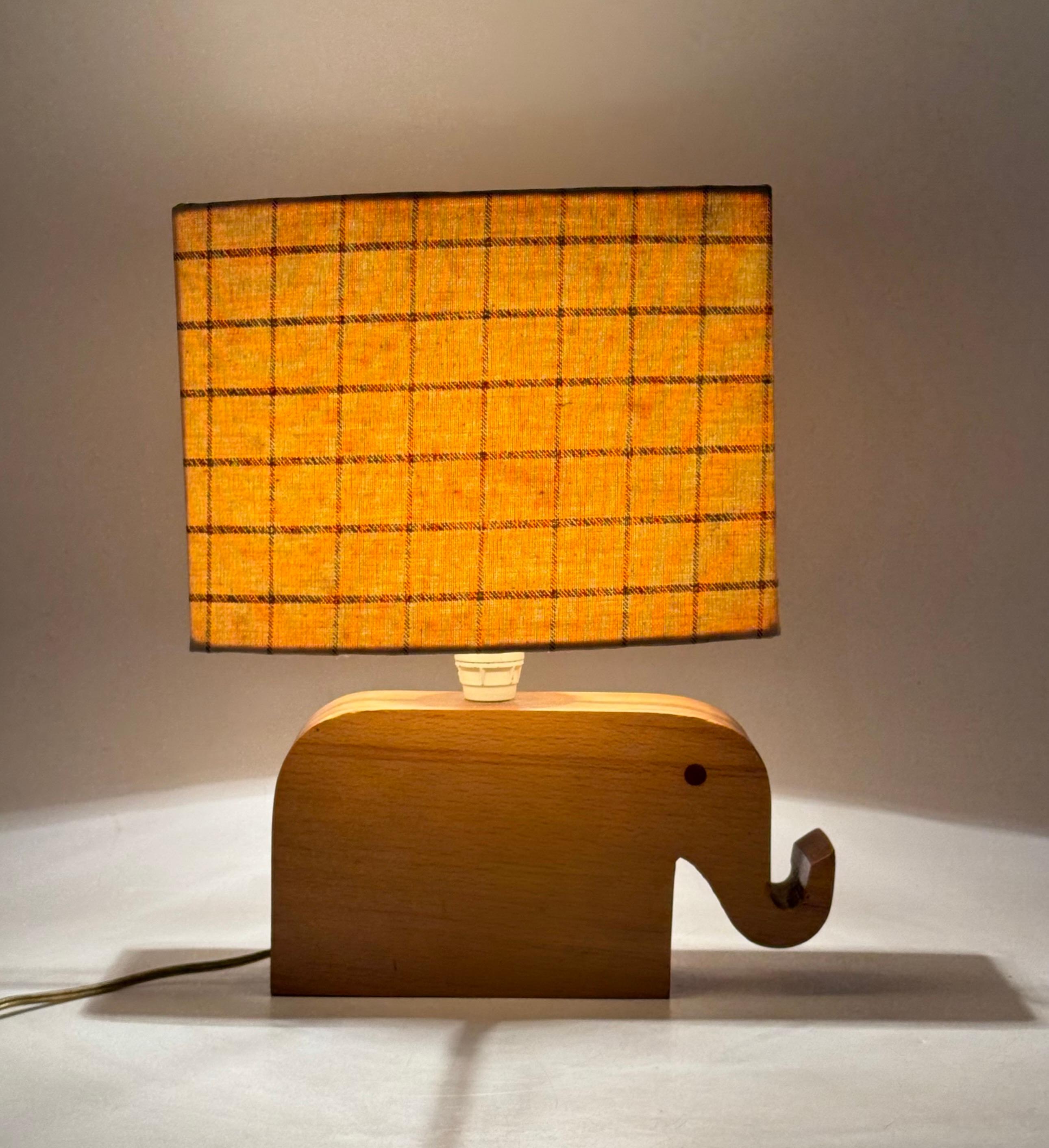 Moderne Elefanten-Tischlampe aus Holz, Italien, 1960er Jahre im Angebot 6