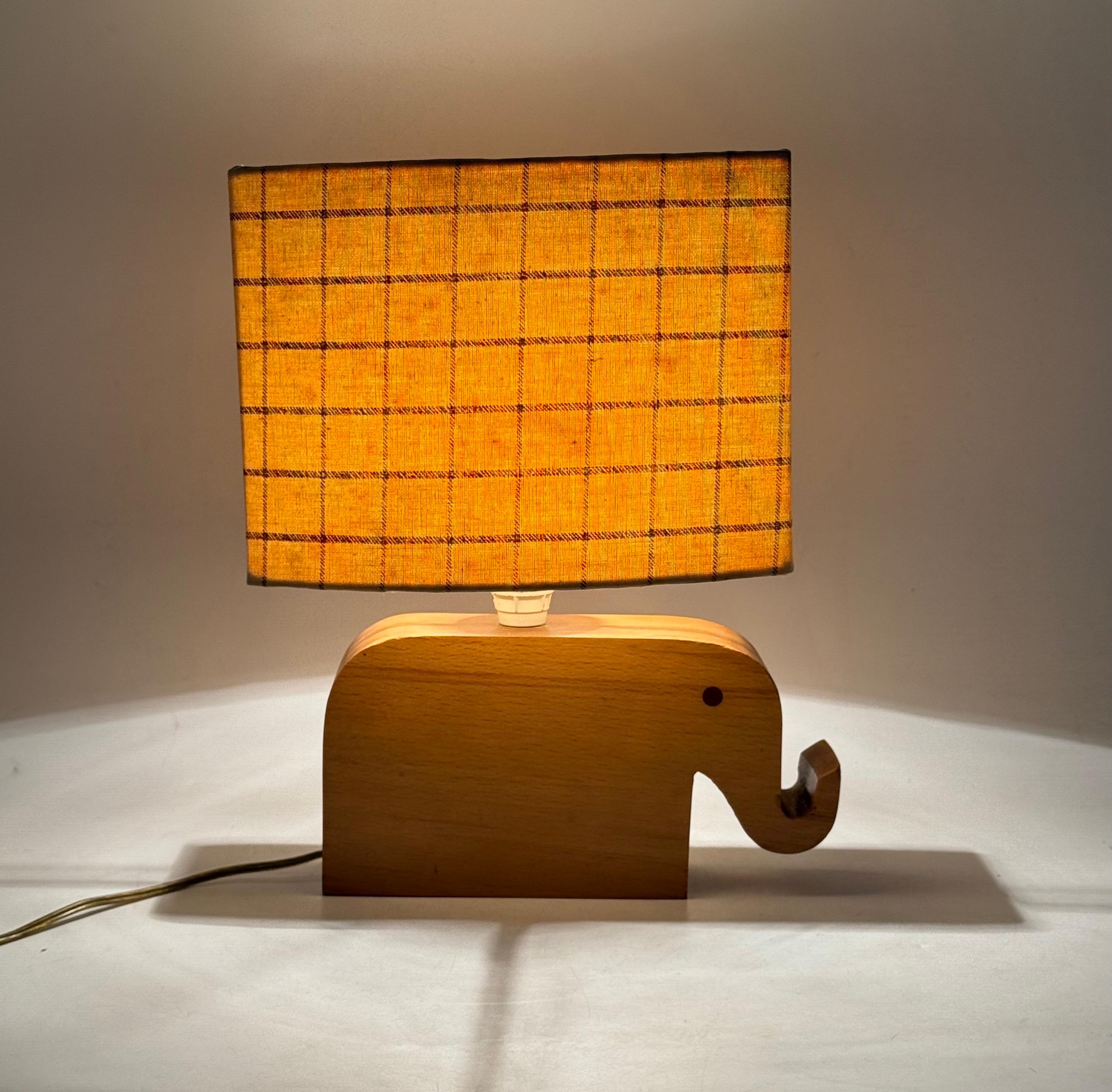 Moderne Elefanten-Tischlampe aus Holz, Italien, 1960er Jahre im Angebot 7