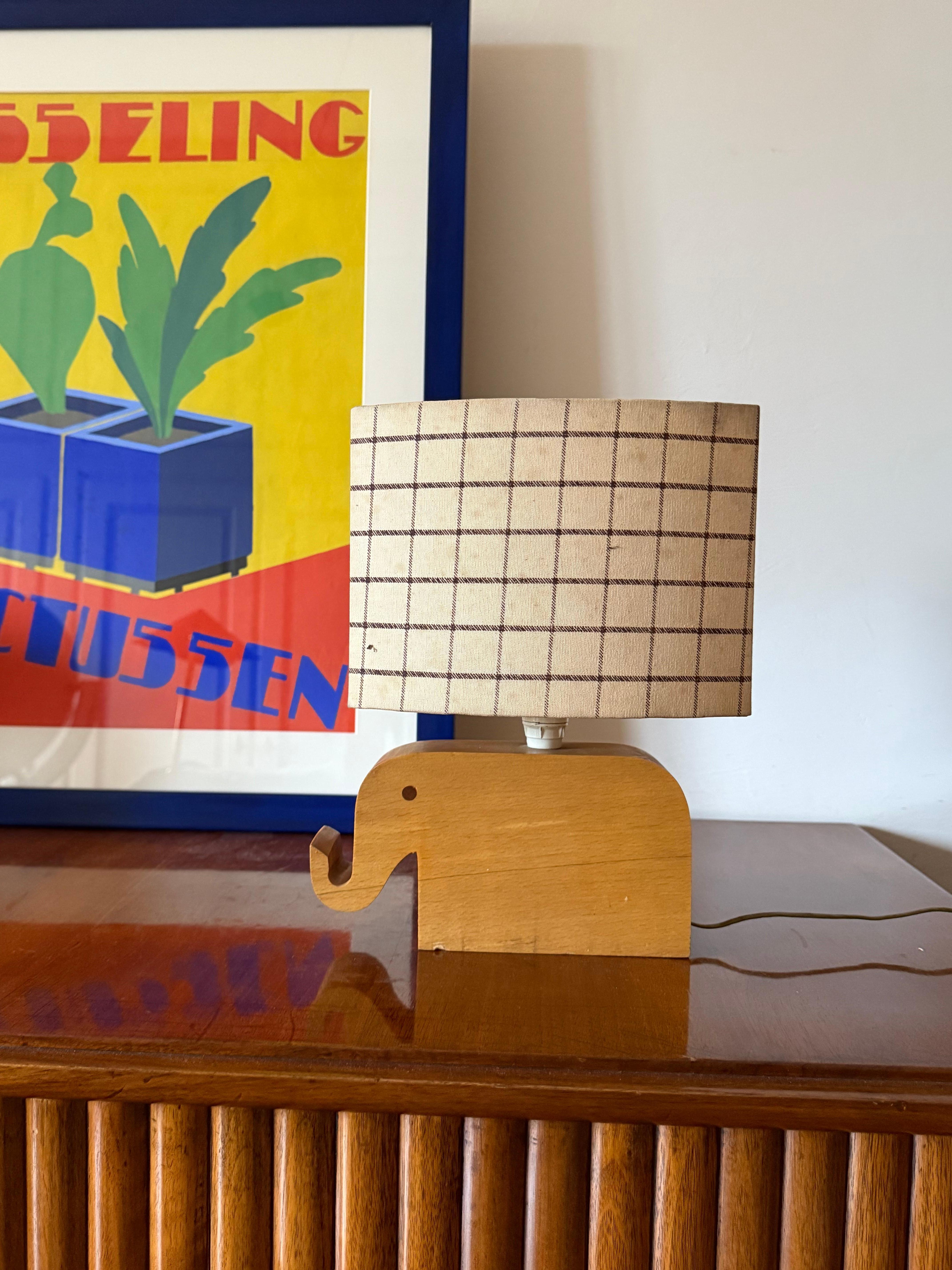 Mid century Modern Holz Elefant Tischlampe

Italien ca. 1960er Jahre

Inklusive Lampenschirm

Mit Lampenschirm: H 30 cm - 22 × 16 cm

Zustand: sehr gut im Einklang mit Alter und Gebrauch. Kleine Delle am Sockel. Gebrauchsspuren auf dem Stoff.