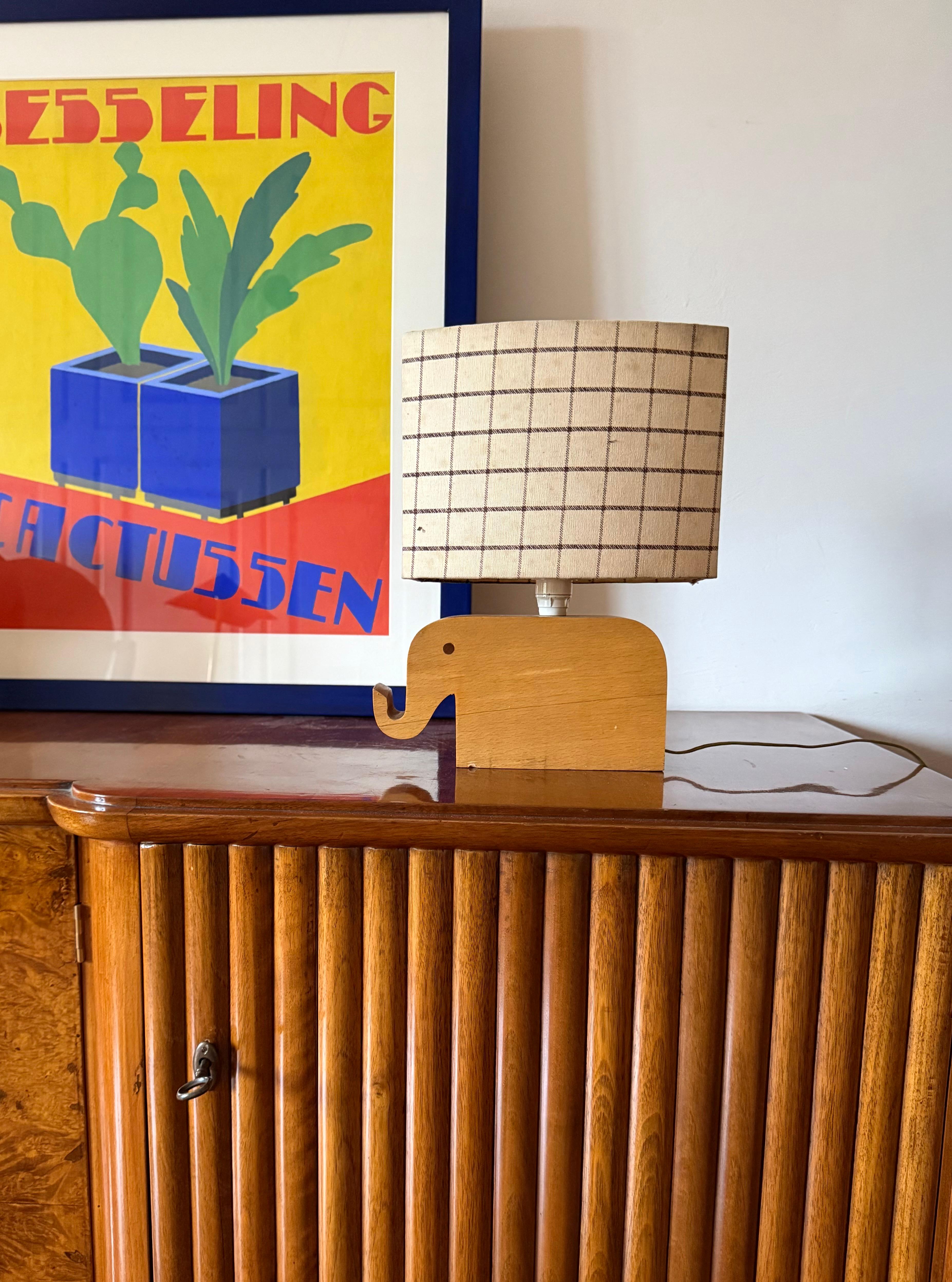 Moderne Elefanten-Tischlampe aus Holz, Italien, 1960er Jahre (Moderne der Mitte des Jahrhunderts) im Angebot