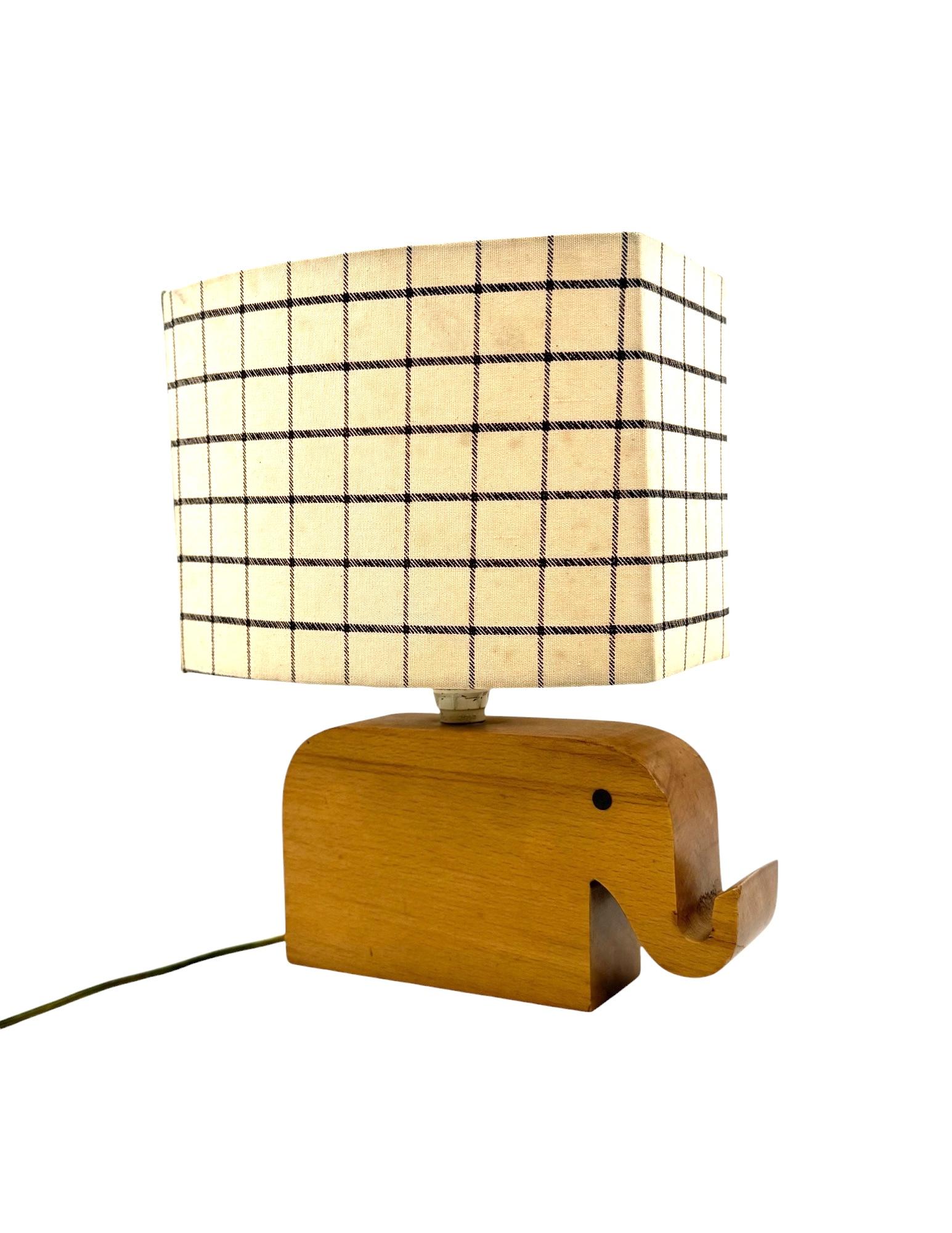 Moderne Elefanten-Tischlampe aus Holz, Italien, 1960er Jahre (Mid-20th Century) im Angebot