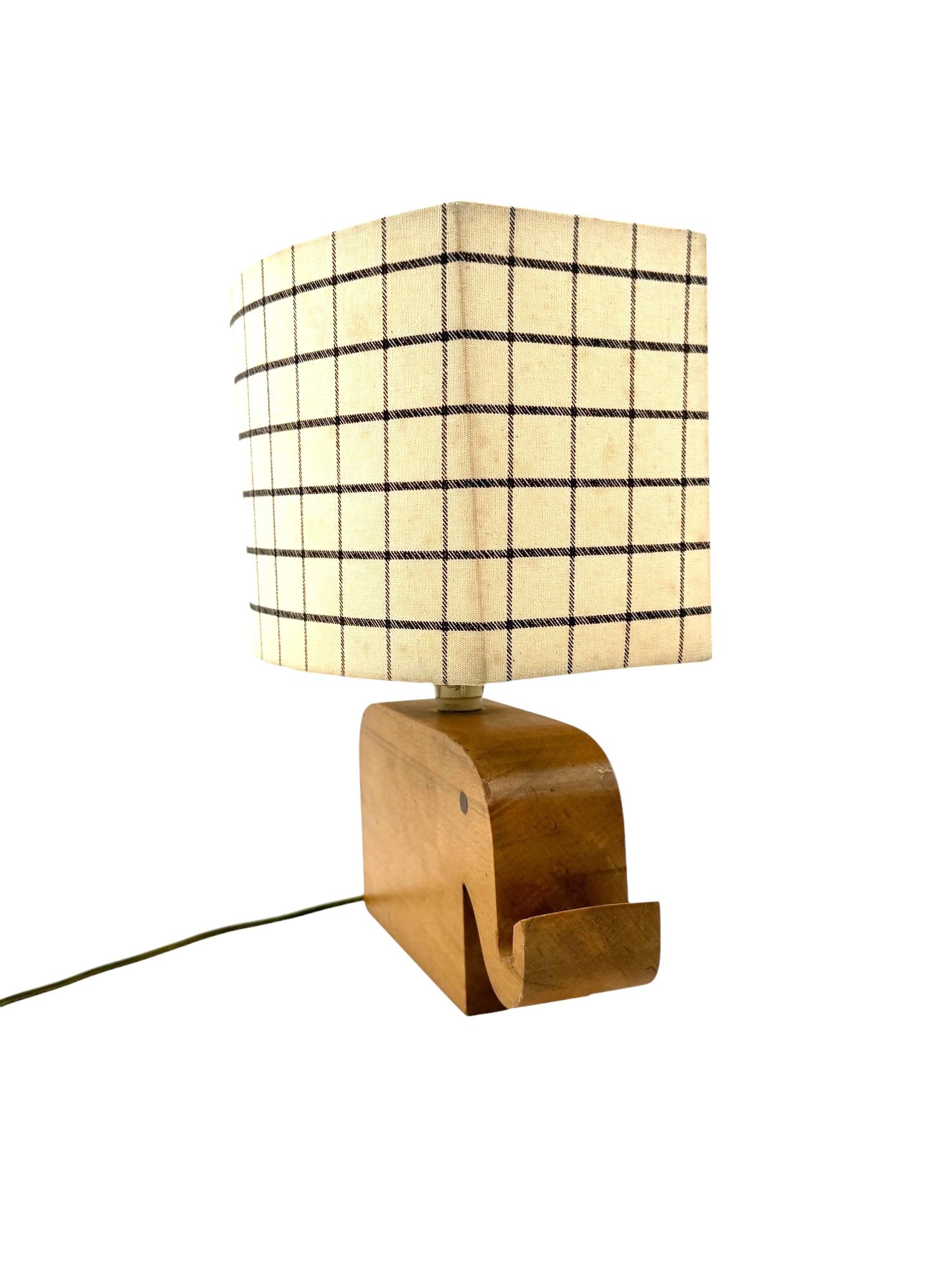 Moderne Elefanten-Tischlampe aus Holz, Italien, 1960er Jahre (Stoff) im Angebot