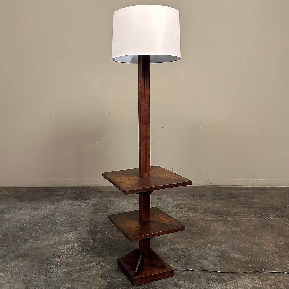 Le lampadaire en bois moderne du milieu du siècle fait une belle déclaration, idéale pour la salle familiale ou un environnement de bureau svelte.  La hauteur de la lampe elle-même est idéale pour la lecture, et deux niveaux d'étagères enveloppantes