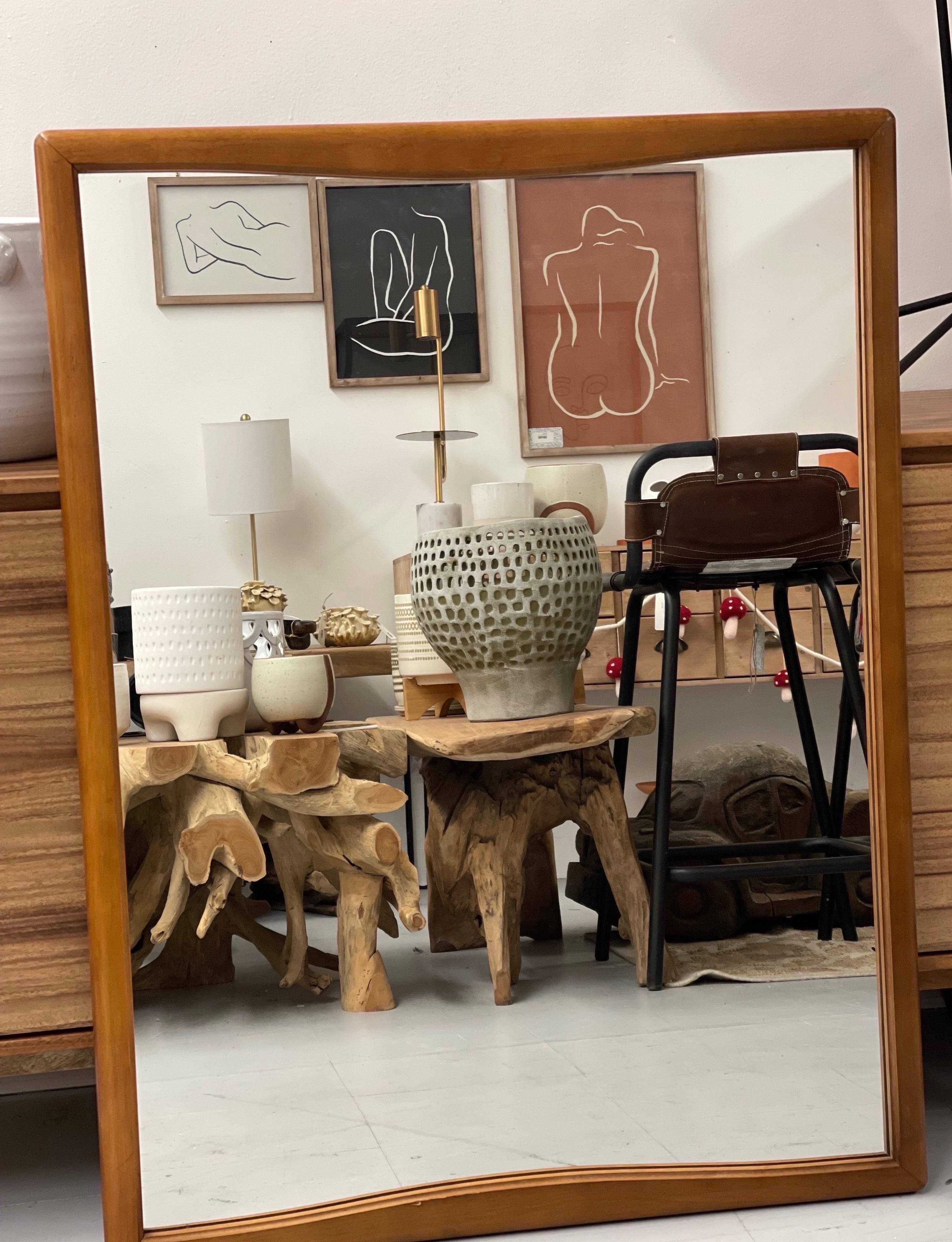 Miroir encadré en bois de style moderne du milieu du siècle.

Dimensions. 32 W ; 42 H.