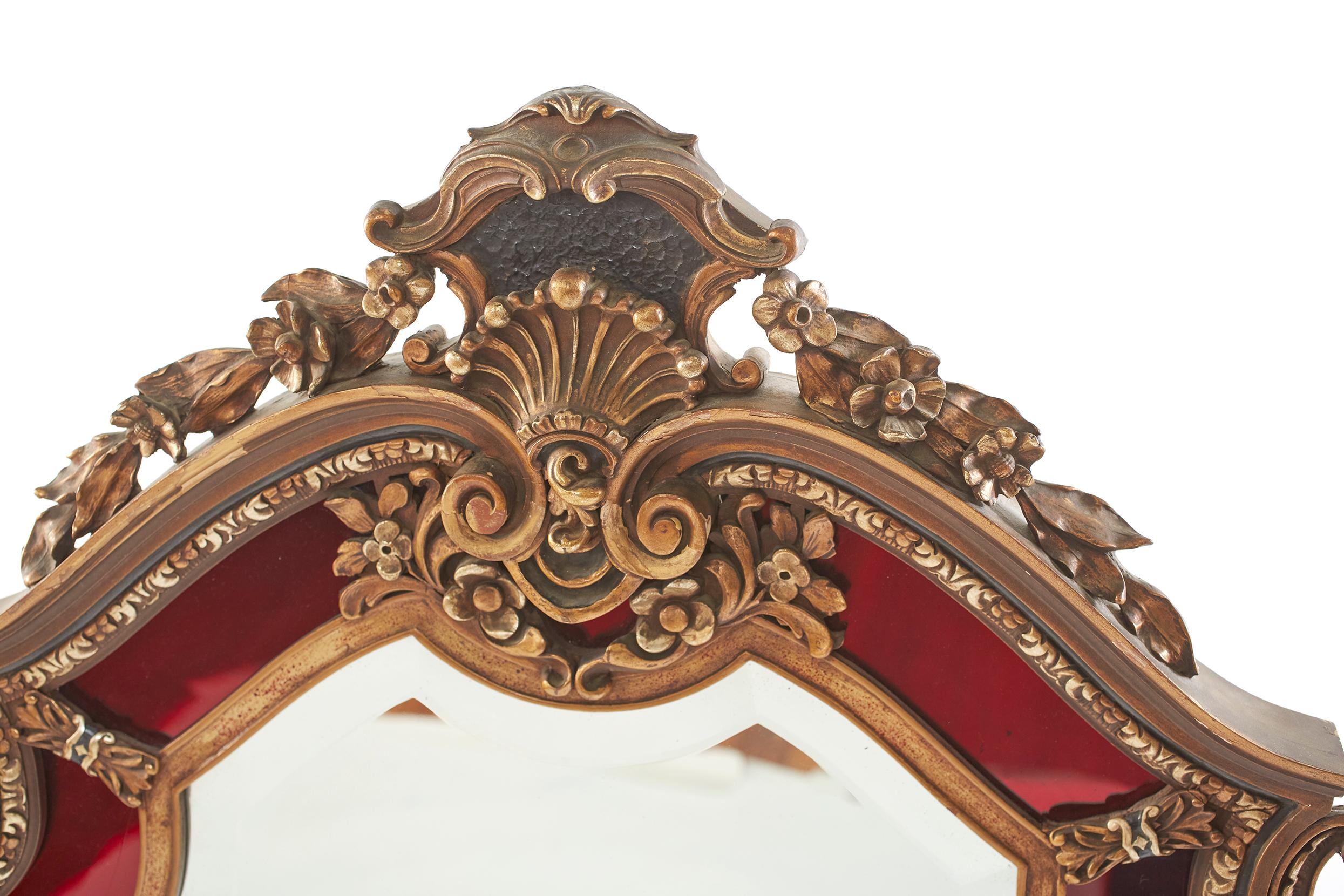 Specchio smussato da parete con cornice in legno dorato della metà del secolo scorso con dettagli di design intagliati a mano. Lo specchio è in ottime condizioni. Usura minore, coerente con l'età e l'uso. La cornice in legno misura 52 pollici di