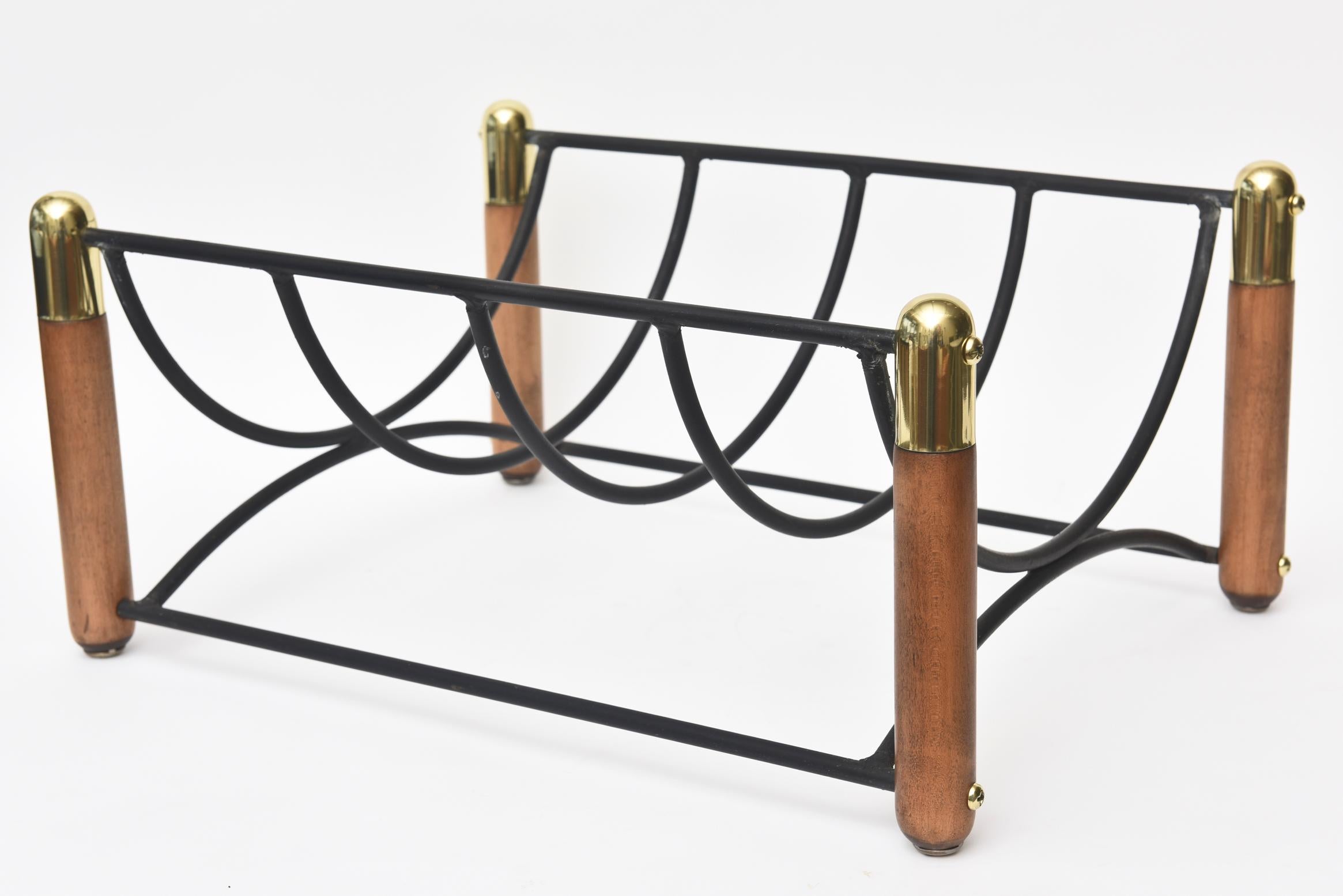 Américain Wood, Iron and Brass Magazine Stand or Fireplace Log Rack Mid-Century Modern (Support à revues ou à bûches de cheminée en bois, fer et laiton) en vente