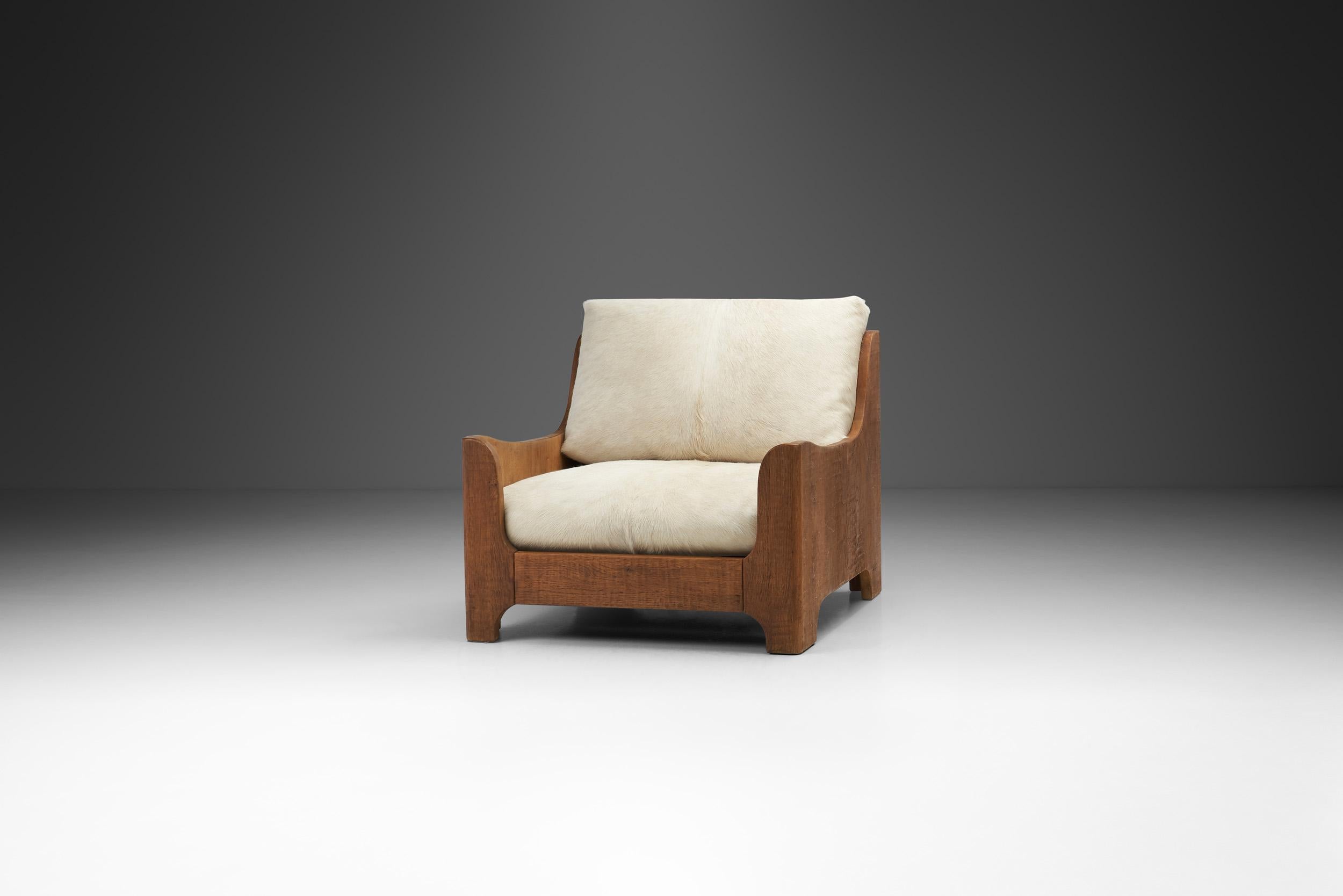 Cette chaise longue est clairement décorative, avec des formes indulgentes et une attitude sophistiquée et sartoriale. Non seulement la qualité est évidente, mais les influences subtiles de l'époque Art déco sont également perceptibles.

Définies
