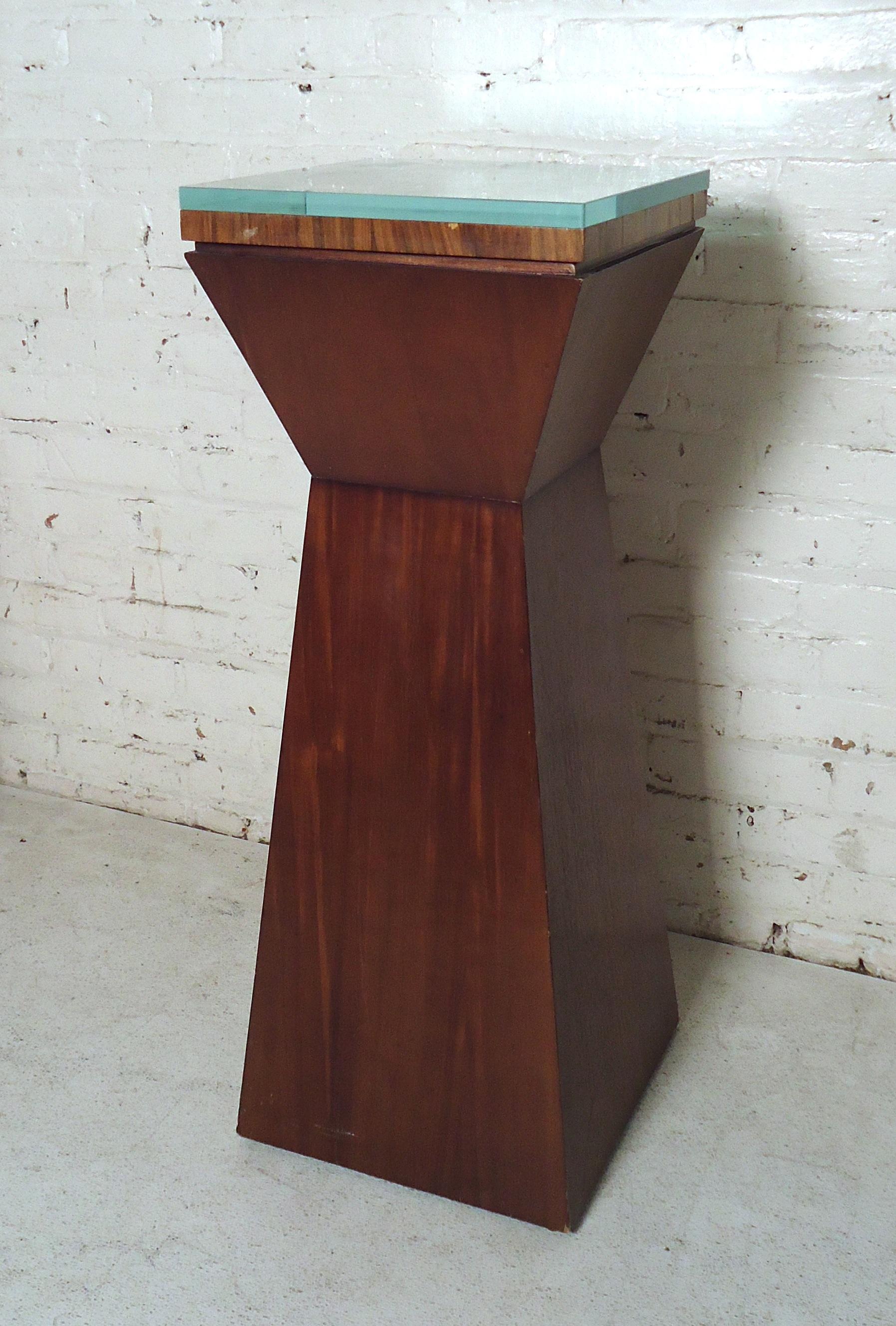 This is a sleek wooden pedestal that can be used for lamps, plants or sculptures featured with a glass top.
(Please confirm item location - NY or NJ - with dealer).