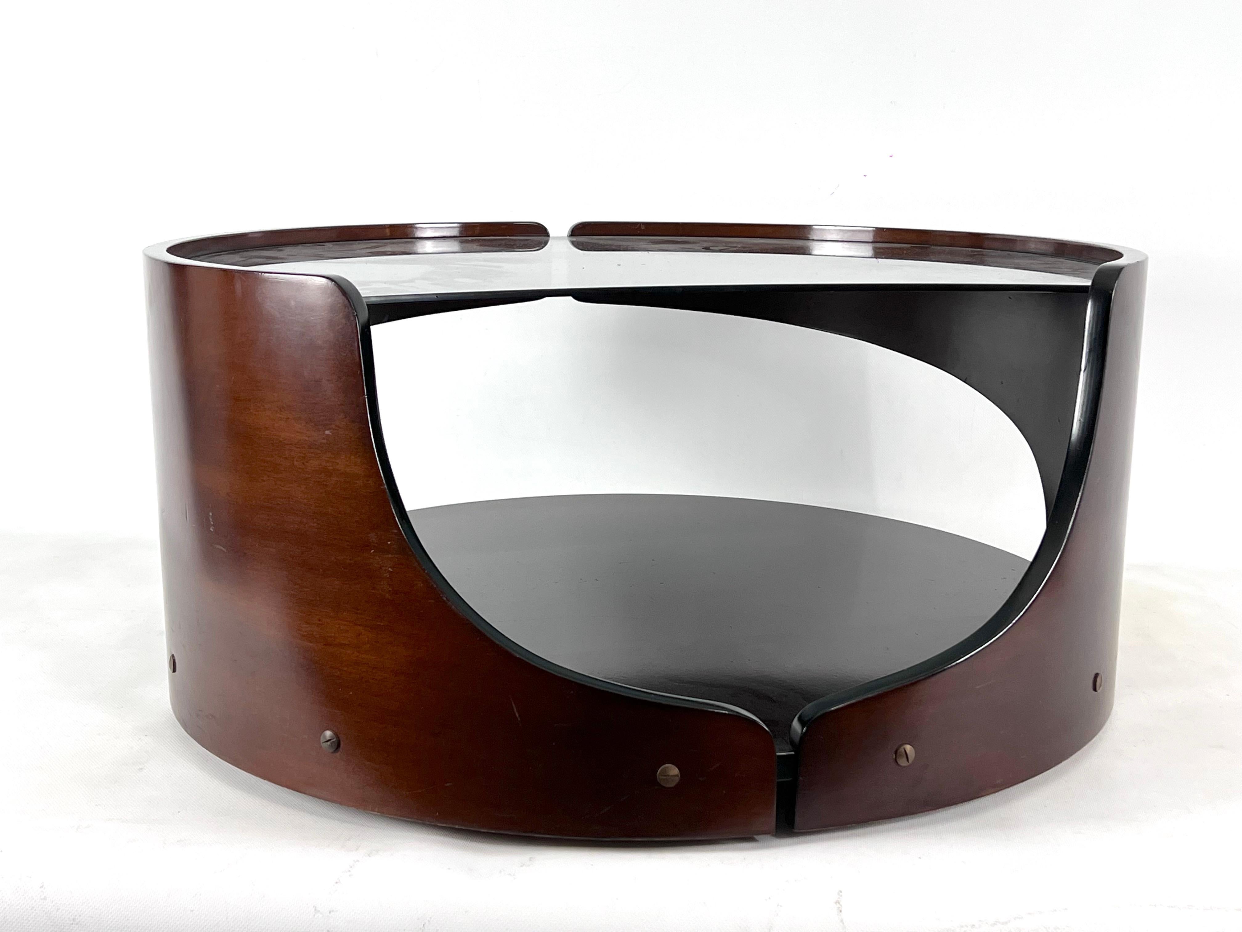 Italian Mid-Century Modern Wood Round Coffee Table in Gio Colombo Style. Italy 70s For Sale