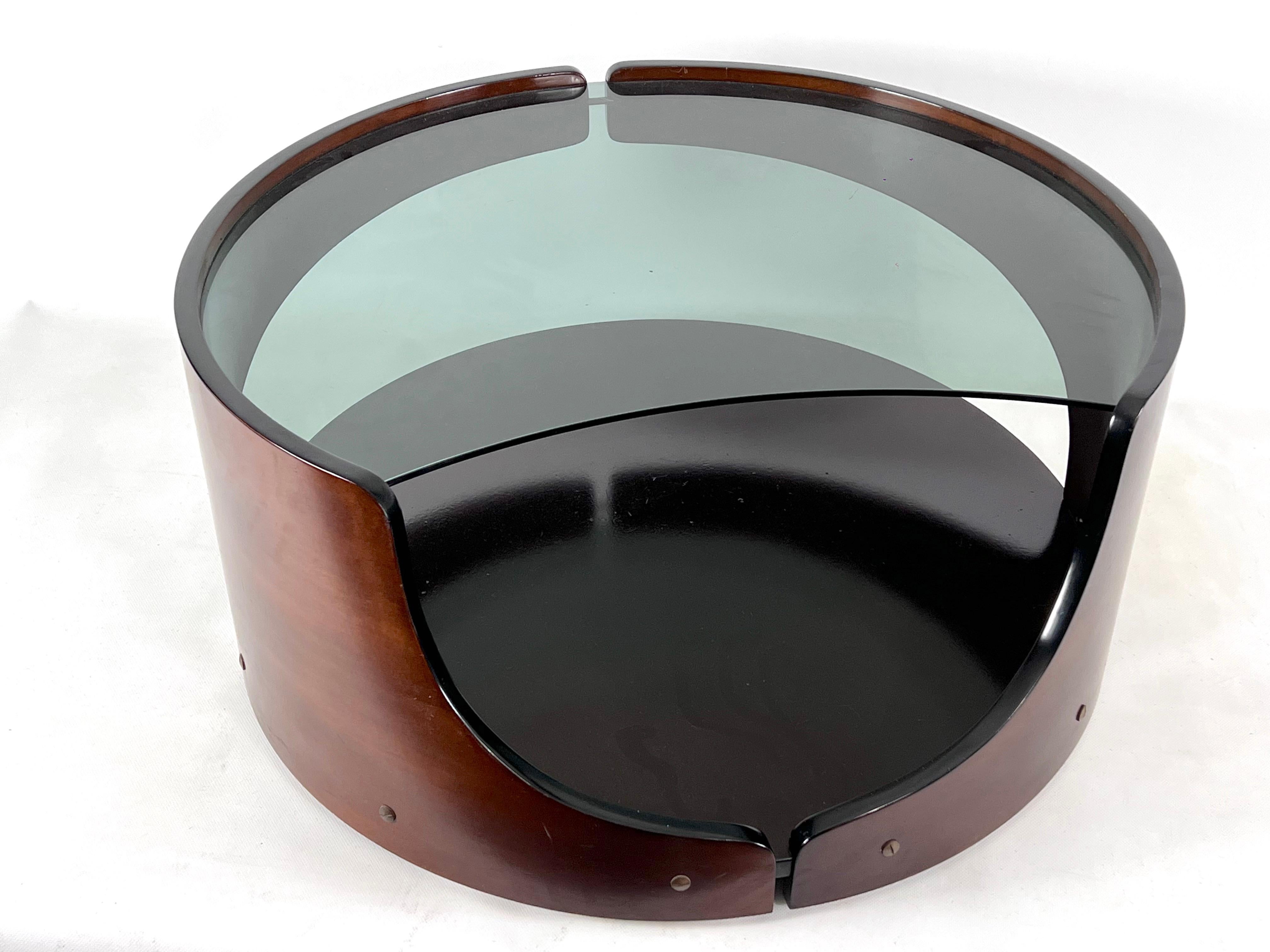 Mid-Century Modern Wood Round Coffee Table in Gio Colombo Style. Italy 70s In Good Condition For Sale In Catania, CT