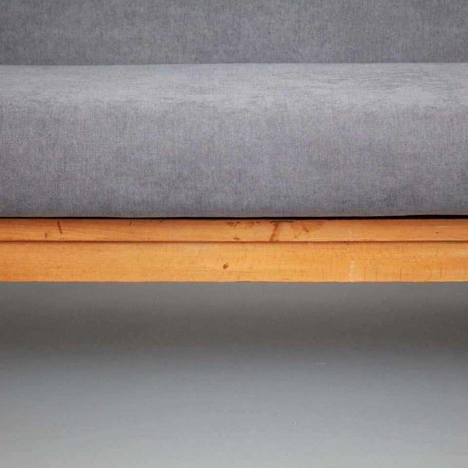 Divano scandinavo in legno moderno di metà secolo, circa 1950 in vendita 6