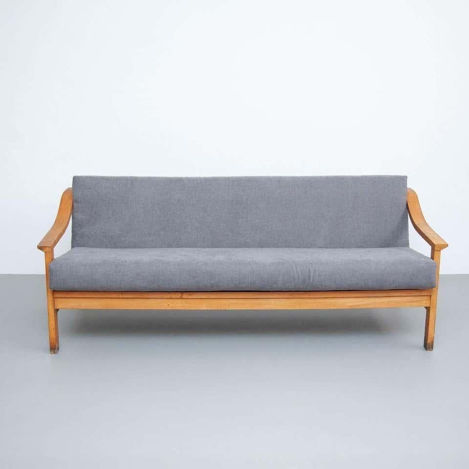 Divano scandinavo in legno della modernità di metà secolo, circa 1950.  Con una nuova tappezzeria.    In condizioni originali, conserva una bella patina, con lievi segni di usura dovuti all'età e all'uso.     Materiali:  Wood  tessuto    Dimensioni: