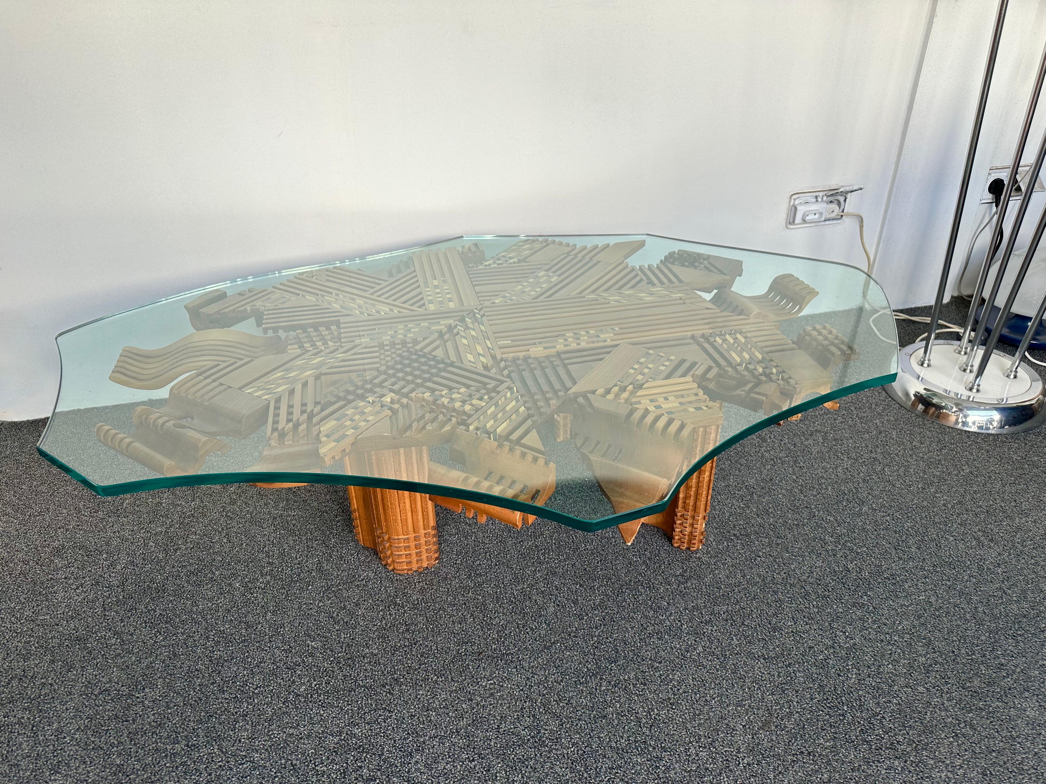 Moderner Couchtisch aus Holzskulptur aus der Mitte des Jahrhunderts von Gianni Arosio. Italien, 1990er Jahre (Moderne der Mitte des Jahrhunderts) im Angebot