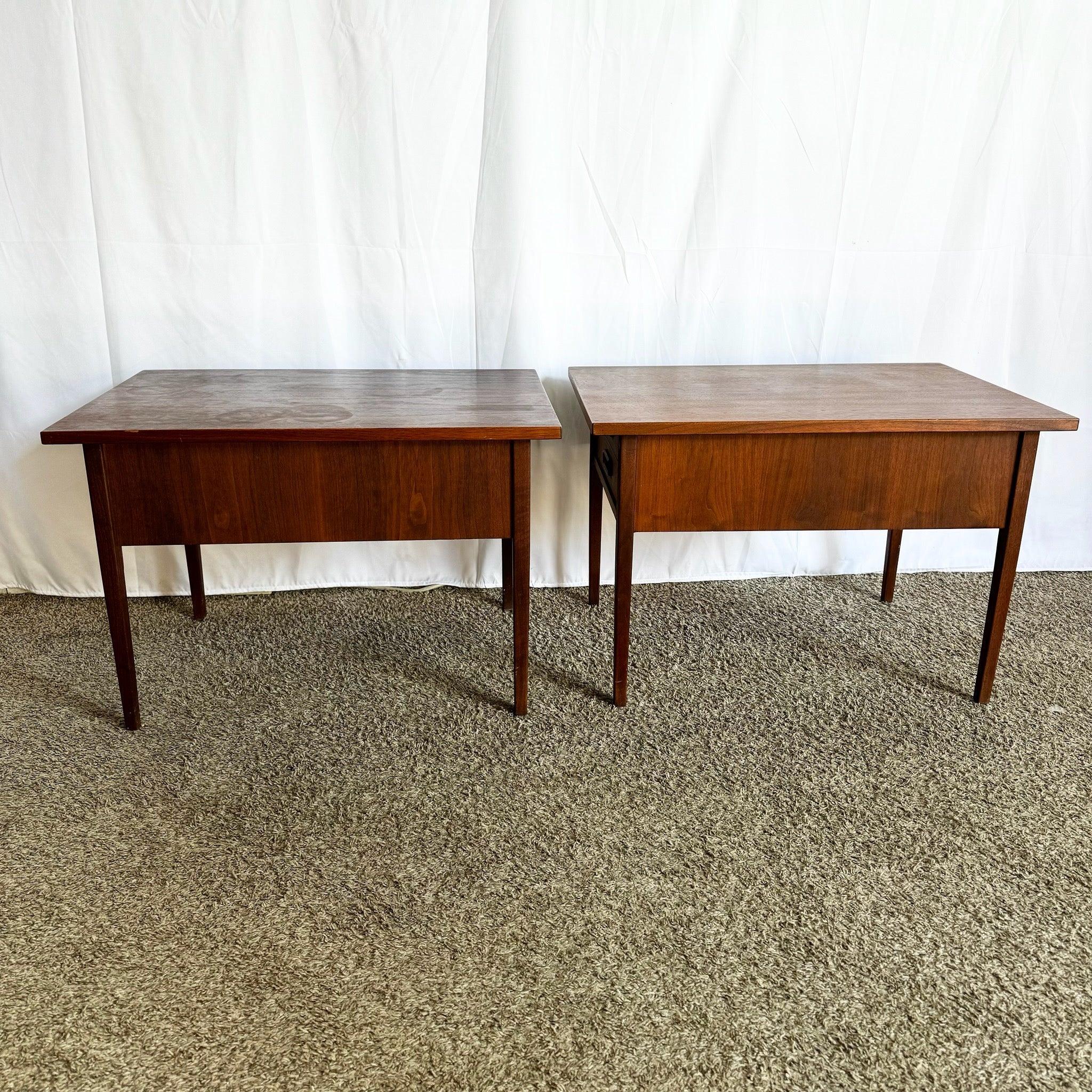 Paire de tables d'appoint en bois modernes du milieu du siècle dernier avec deux tiroirs en vente 4