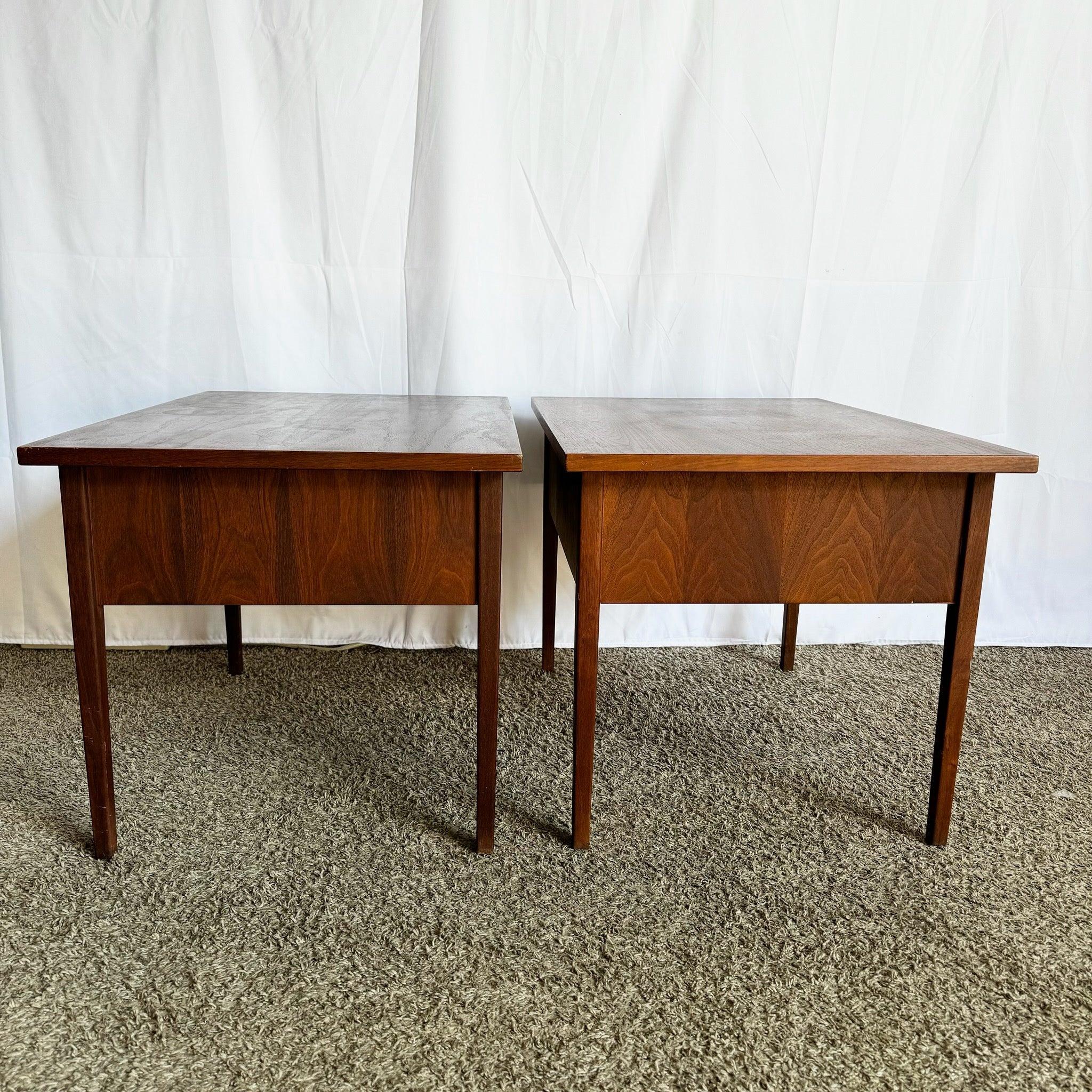 Américain Paire de tables d'appoint en bois modernes du milieu du siècle dernier avec deux tiroirs en vente