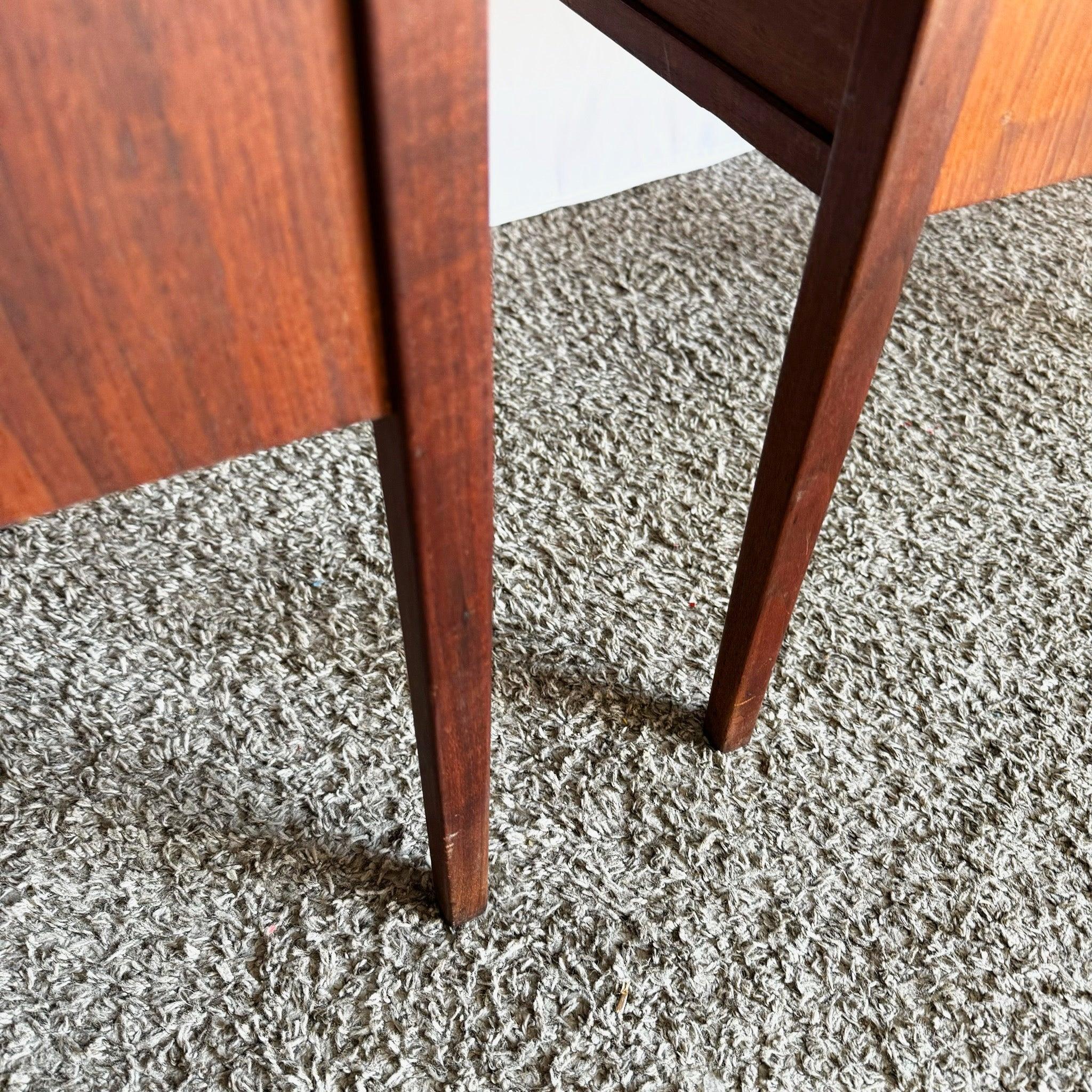 Paire de tables d'appoint en bois modernes du milieu du siècle dernier avec deux tiroirs Bon état - En vente à Delray Beach, FL