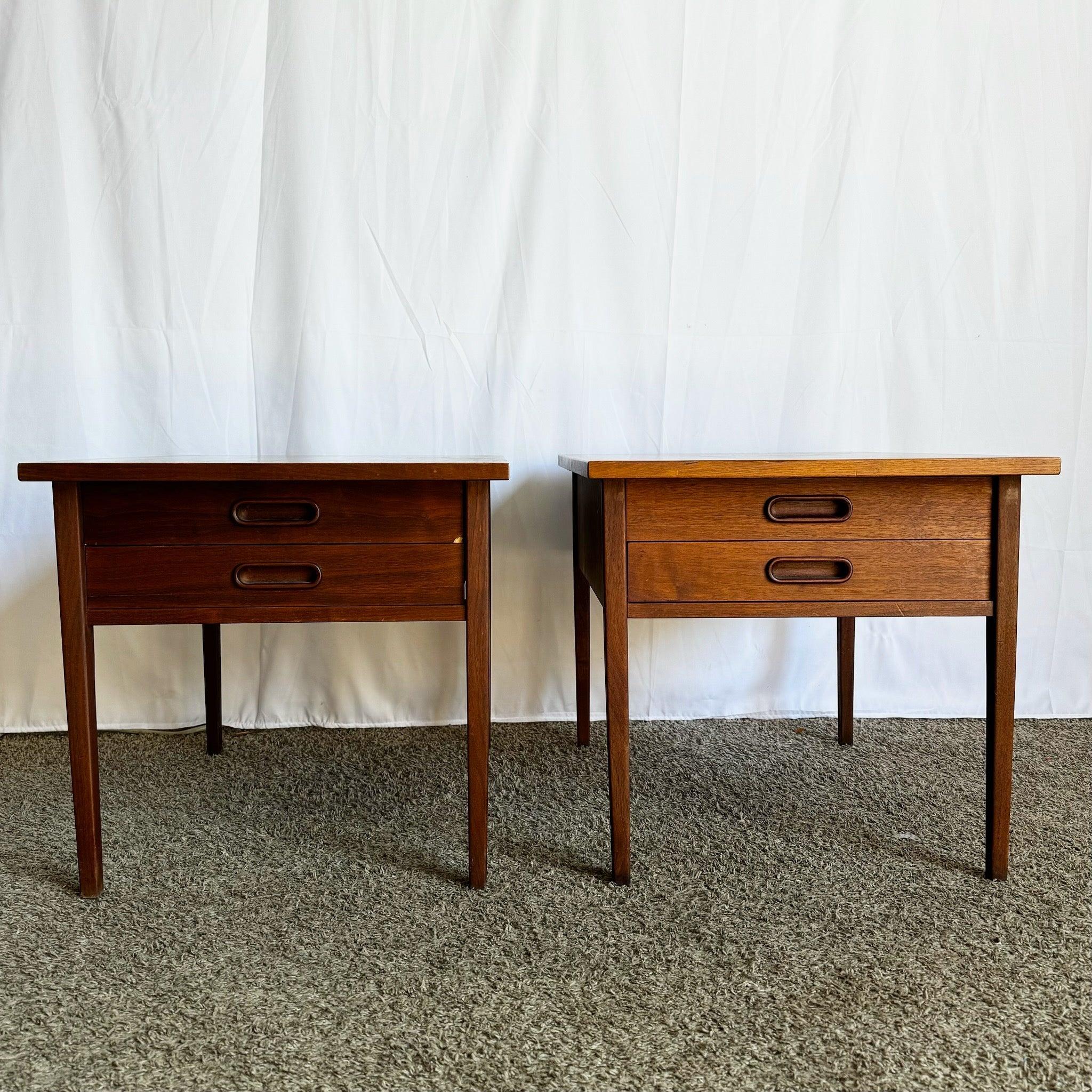 Milieu du XXe siècle Paire de tables d'appoint en bois modernes du milieu du siècle dernier avec deux tiroirs en vente