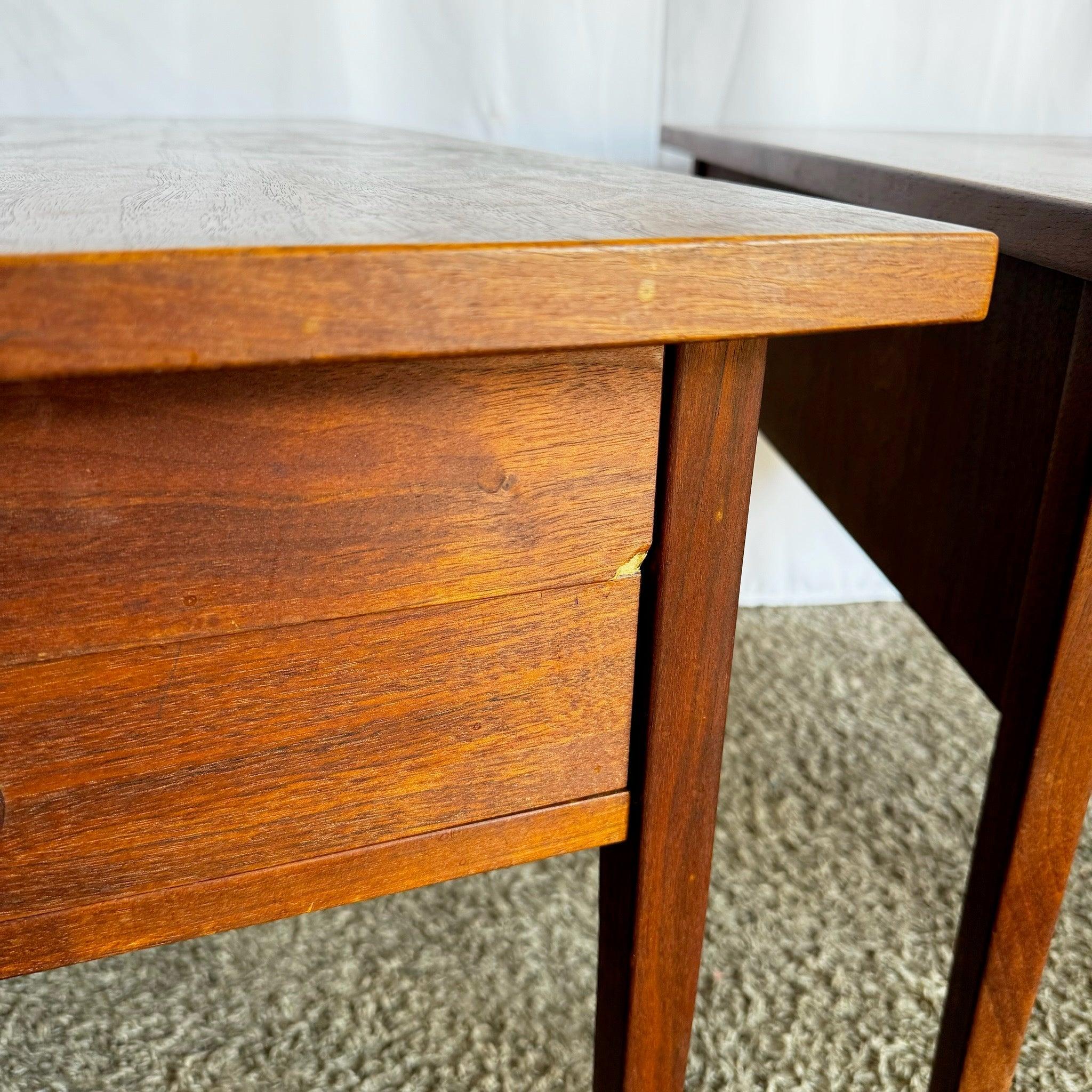 Bois Paire de tables d'appoint en bois modernes du milieu du siècle dernier avec deux tiroirs en vente