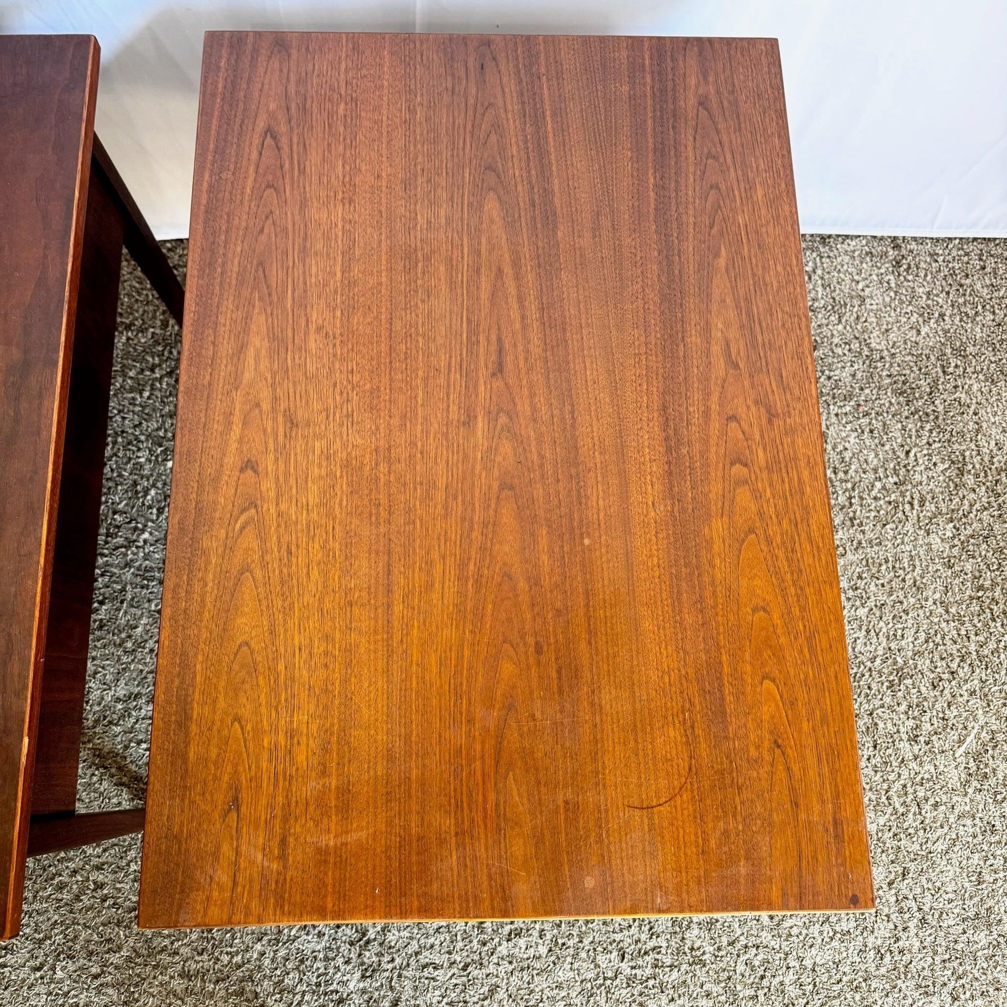Paire de tables d'appoint en bois modernes du milieu du siècle dernier avec deux tiroirs en vente 1