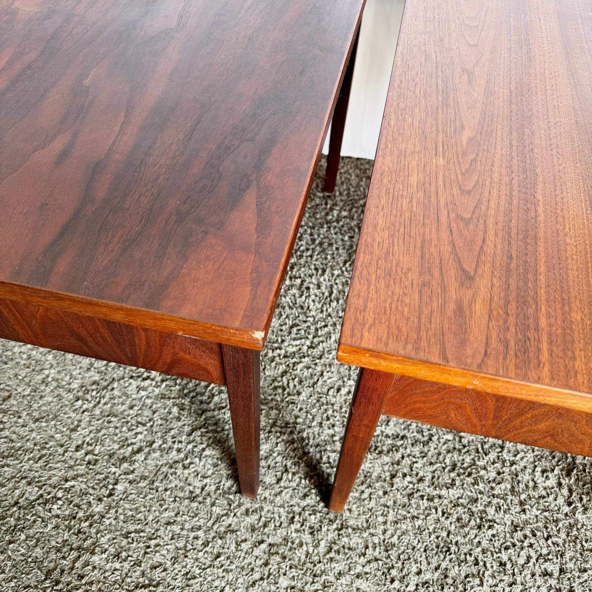 Paire de tables d'appoint en bois modernes du milieu du siècle dernier avec deux tiroirs en vente 2