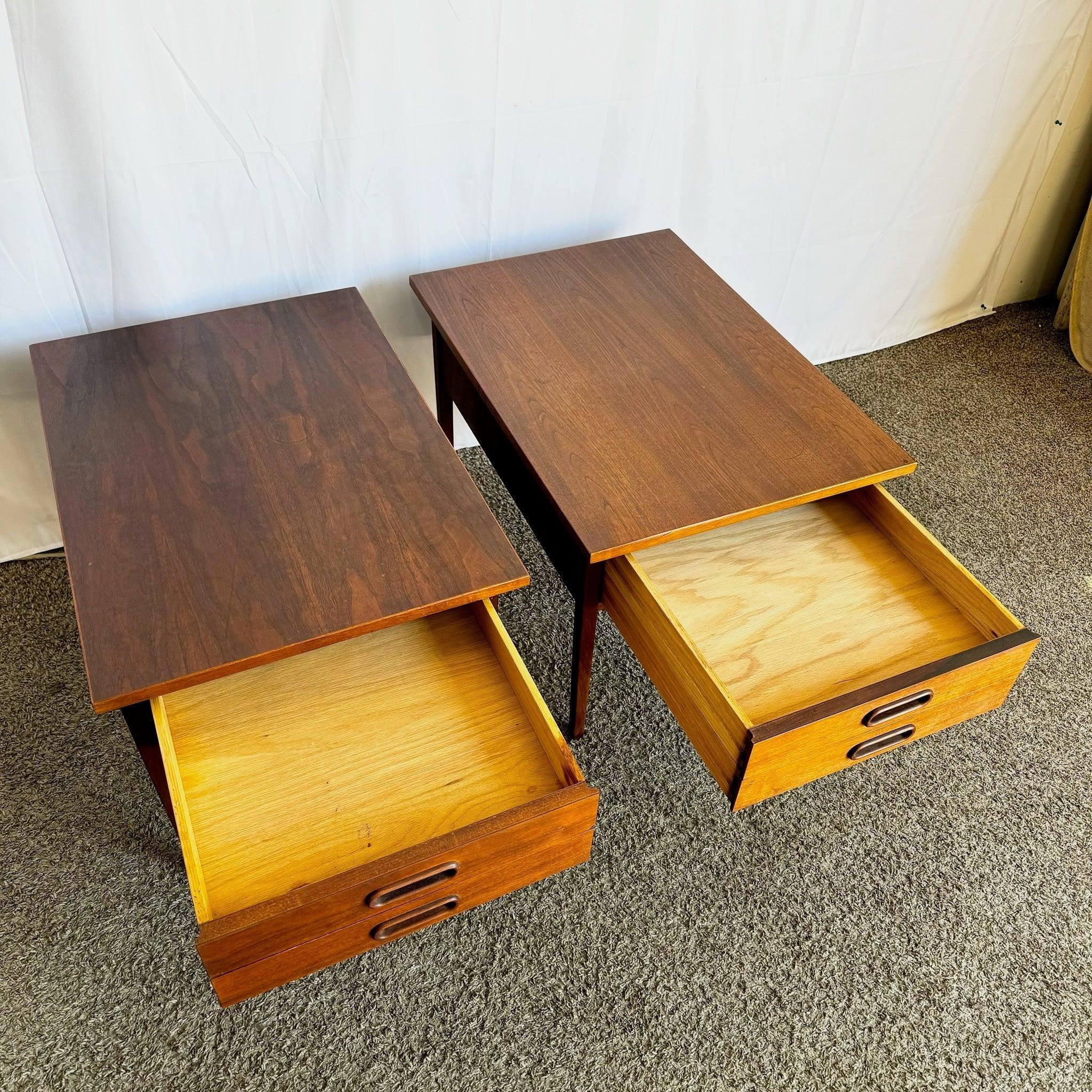 Paire de tables d'appoint en bois modernes du milieu du siècle dernier avec deux tiroirs en vente 3