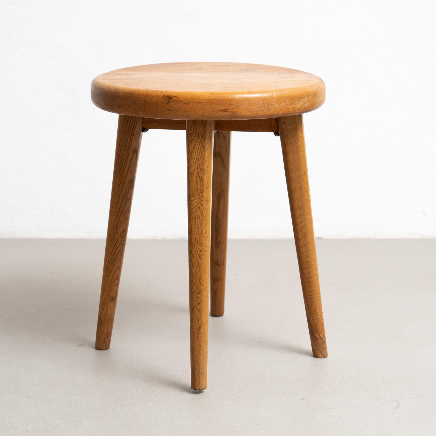 Table en Woods, d'après Charlotte Perriand, circa 1950, de style moderne du milieu du siècle dernier

Par un designer inconnu.

Fabriqué en France, vers 1950.

En état d'origine, avec de légères usures dues à l'âge et à l'utilisation, préservant une