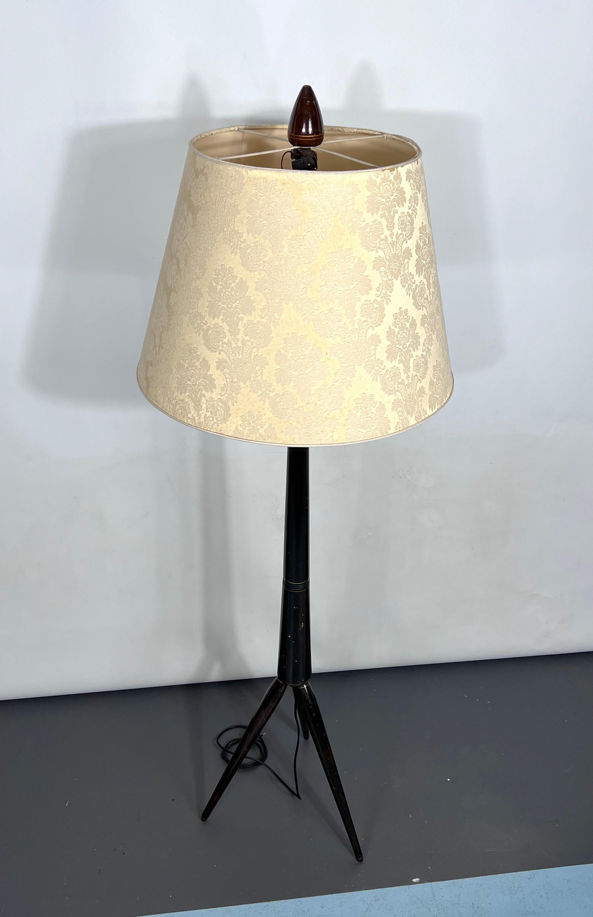 Mid-Century Modern Wood Tripod Floor Lamp, Italy, 1950s For Sale 5
