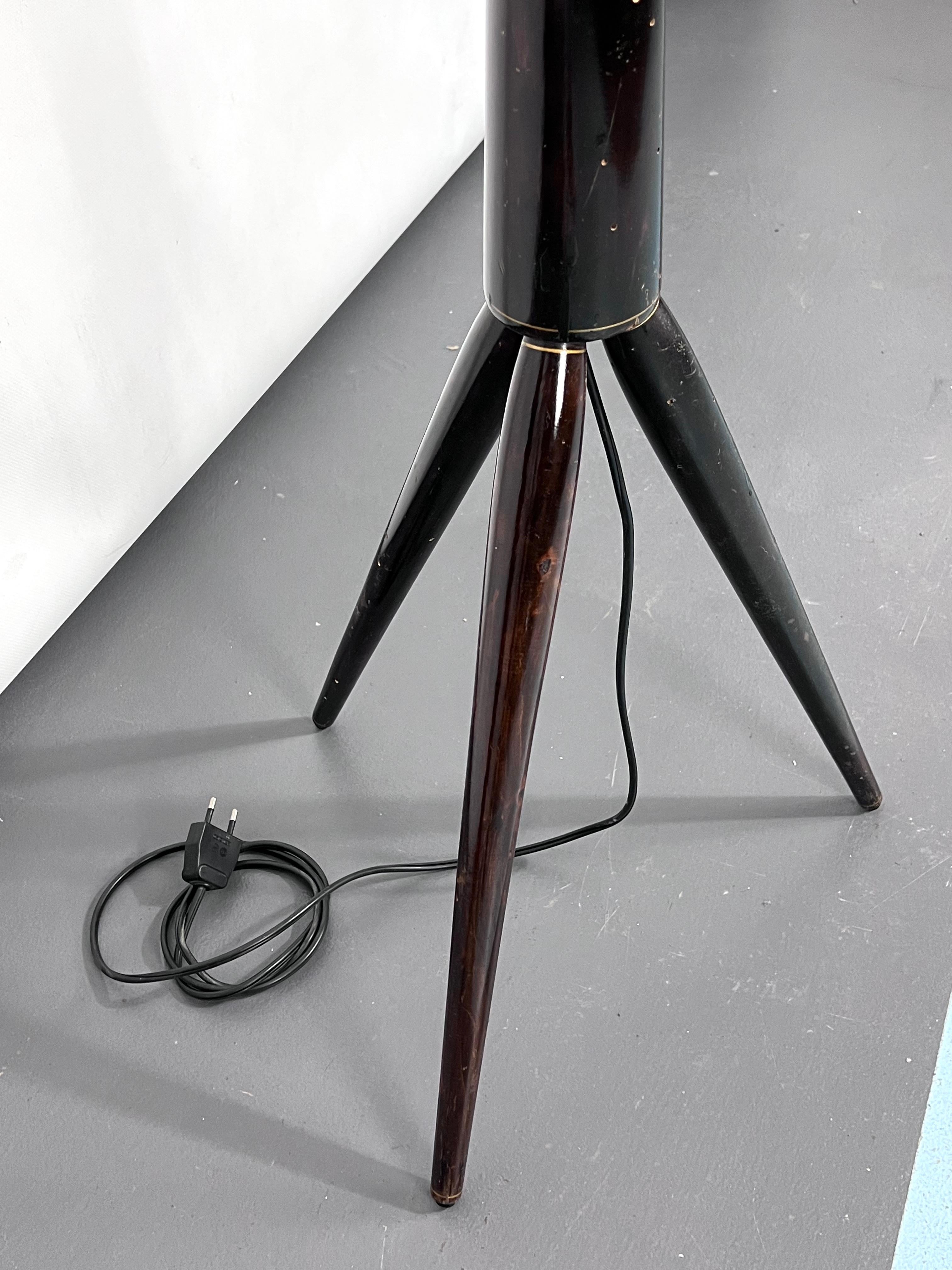 Mid-Century Modern Dreibein-Stehlampe aus Holz, Italien, 1950er Jahre im Angebot 6