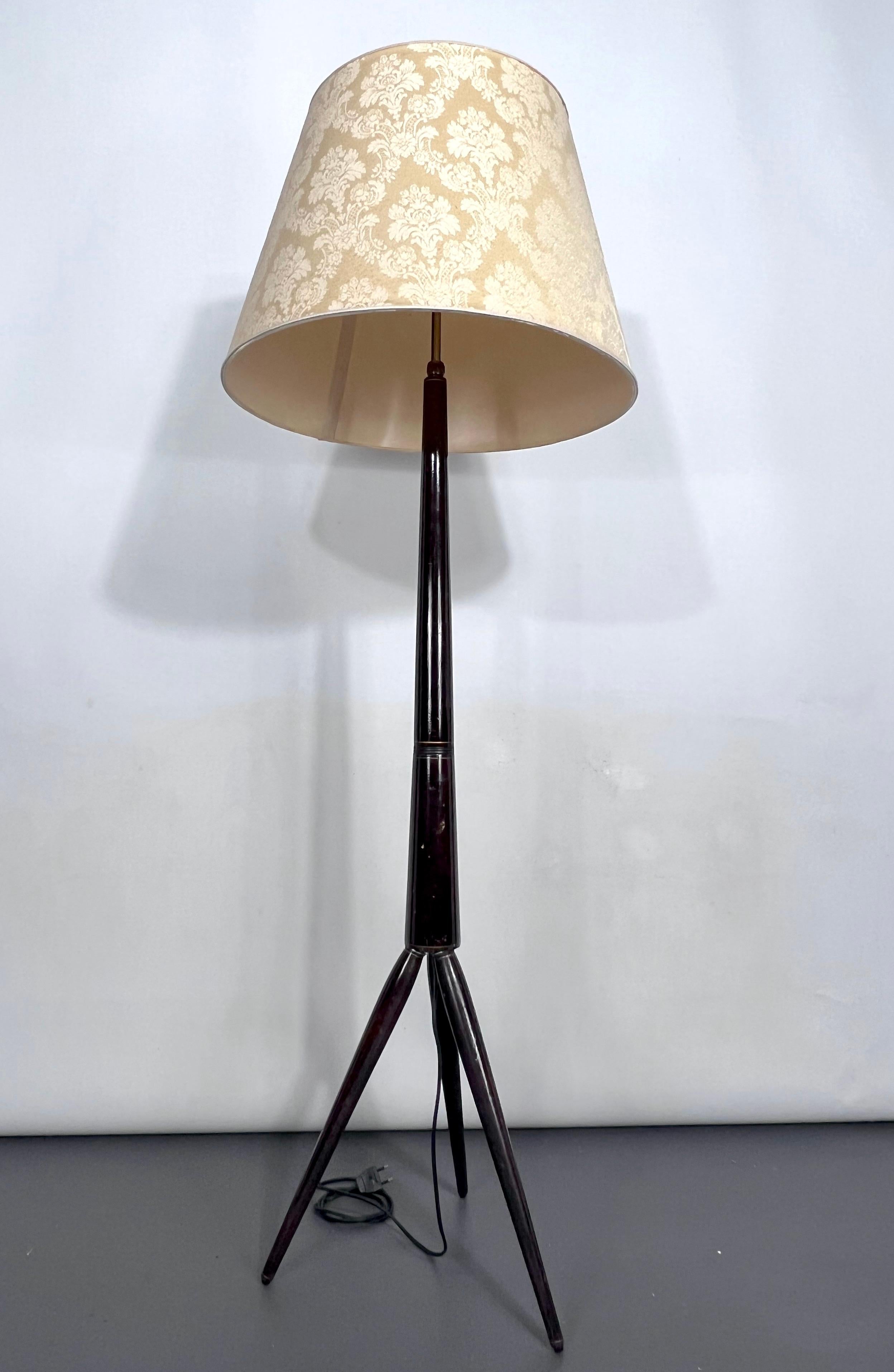 Italian Mid-Century Modern Wood Tripod Floor Lamp, Italy, 1950s For Sale