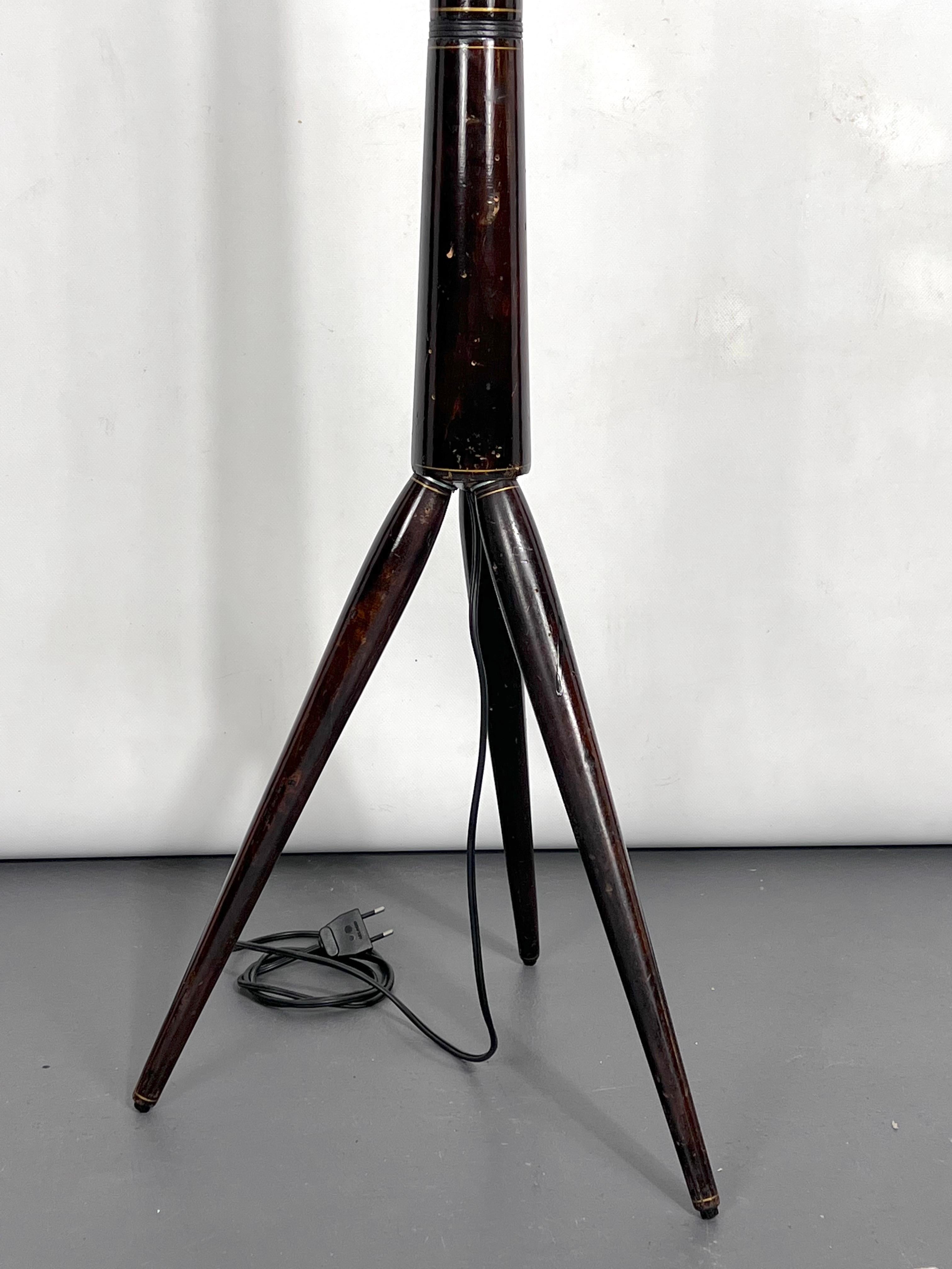 Mid-Century Modern Wood Tripod Floor Lamp, Italy, 1950s In Good Condition For Sale In Catania, CT