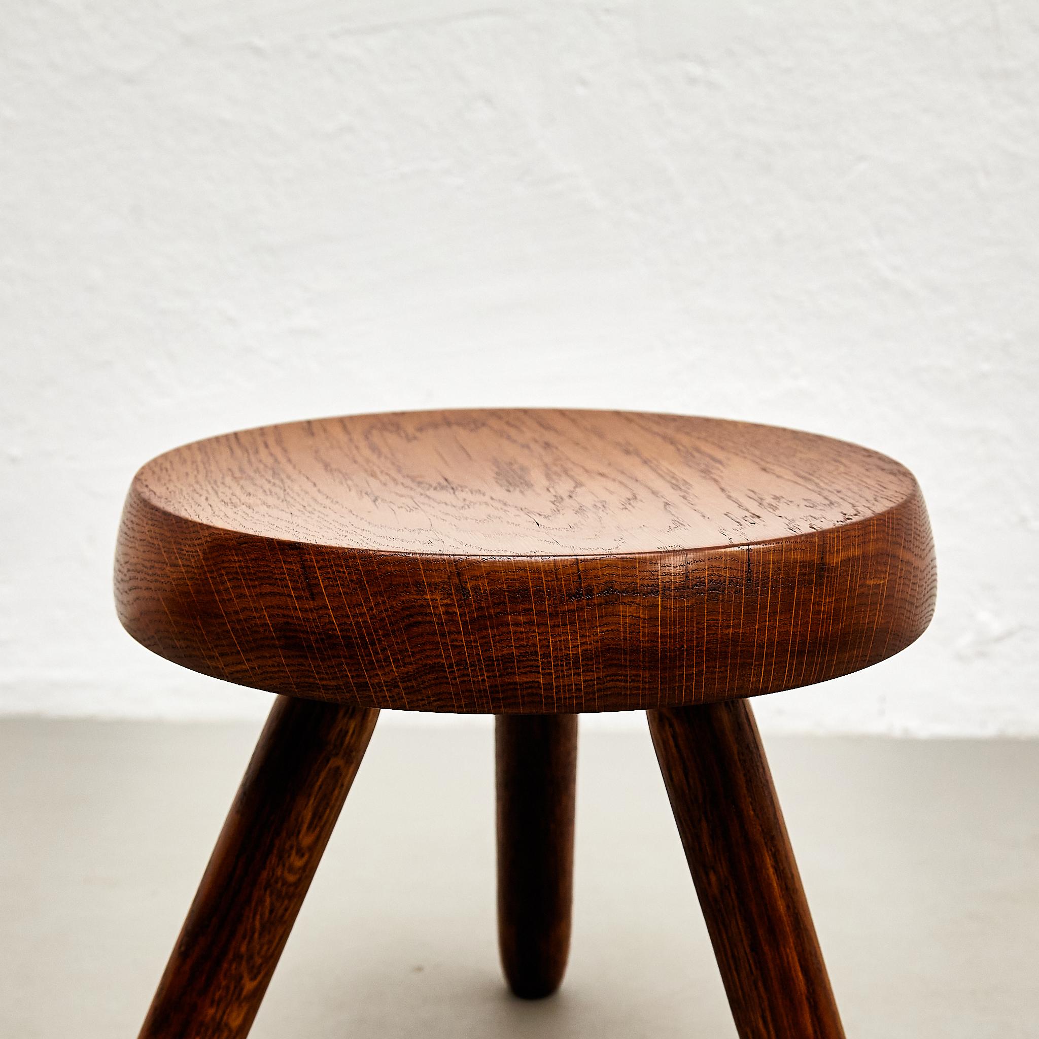 Sgabello a treppiede in legno moderno di metà secolo nello stile di Charlotte Perriand in vendita 3