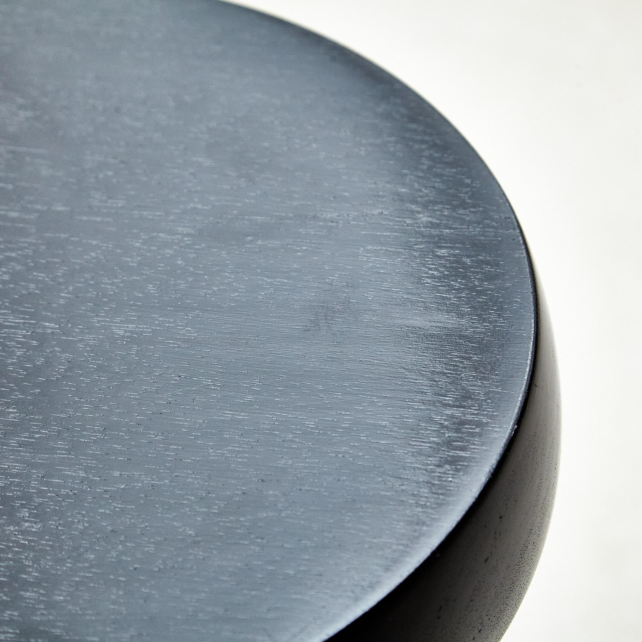 Sgabello progettato nello stile di Charlotte Perriand.
Realizzato da un produttore sconosciuto.

In buone condizioni originali, conserva una bella patina, con lievi segni di usura dovuti all'età e all'uso. 

Materiali:
Legno

Charlotte Perriand