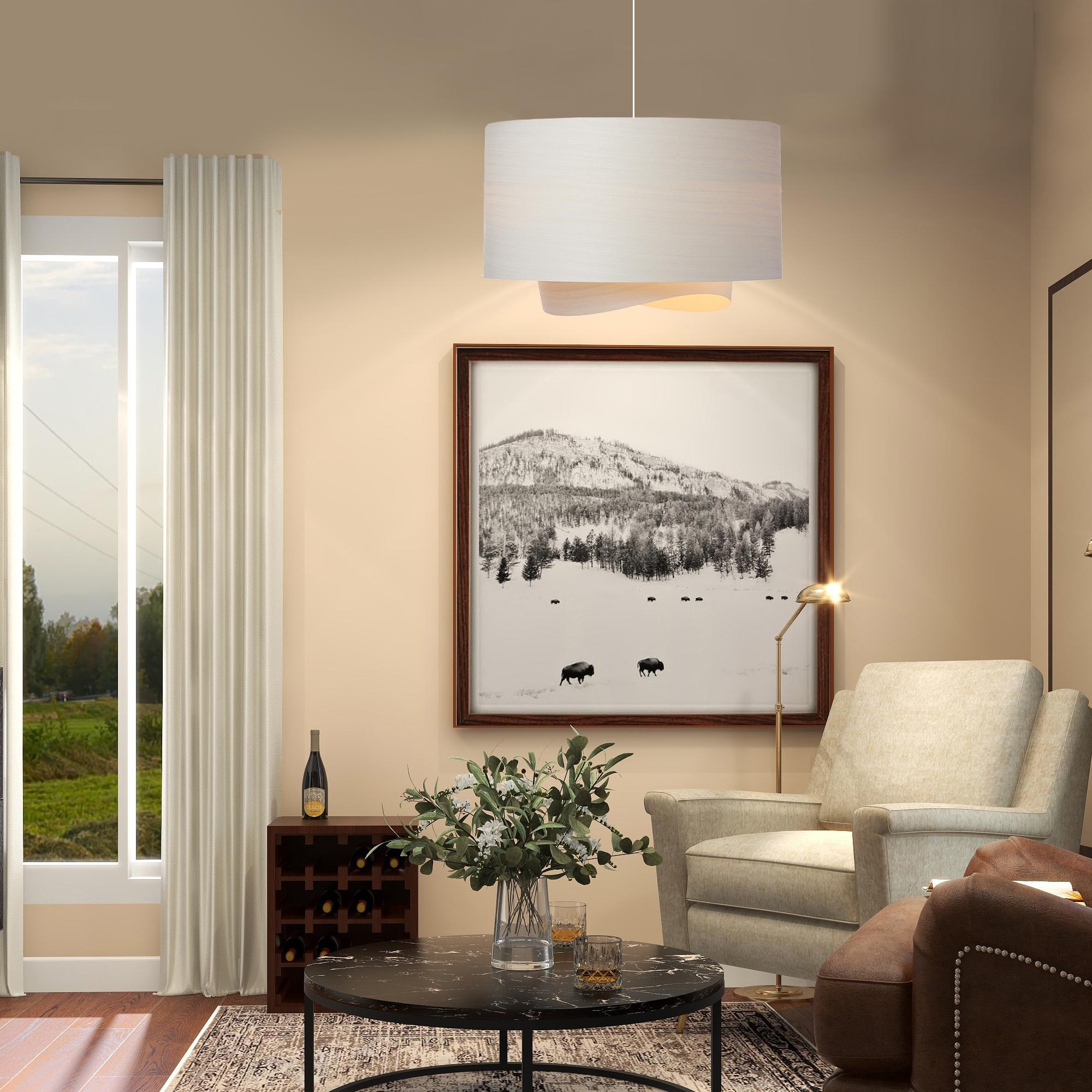 Questa lampada a sospensione in edizione limitata è caratterizzata da un'impiallacciatura in eco-legno bianco, un materiale premium e sostenibile realizzato con fibre di legno naturale ricostituite. Le sue venature variegate offrono un aspetto e una