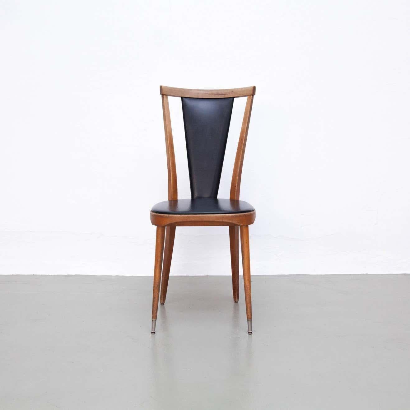 Sedia realizzata da un designer sconosciuto. Prodotto in Spagna, circa 1950. Legno.  In condizioni originali, con lievi segni di usura dovuti all'età e all'uso, conserva una bella patina.