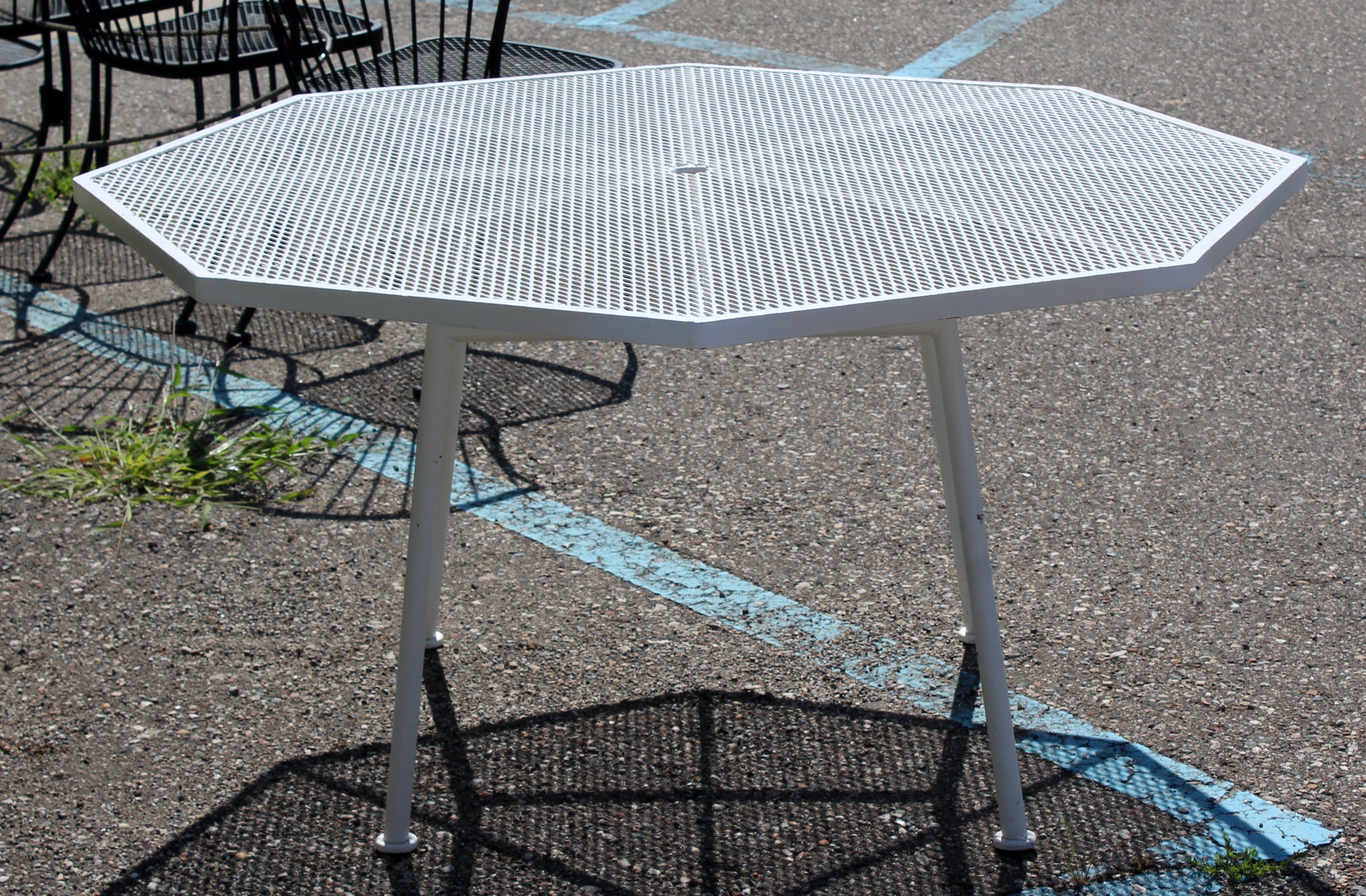 For your consideration is a fantastic, outdoor dining dinette, white iron, octagon table, by Russell Woodard, circa 1960s. In very good vintage condition. The dimensions are 52