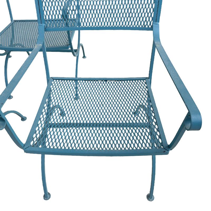 Sillas de hierro Woodard modernas de mediados de siglo, pintadas en un precioso azul y listas para tu Patio de primavera. Las sillas se han vuelto a pintar en algún momento. Son muy resistentes, tienen pequeños desconchones en la pintura y están en