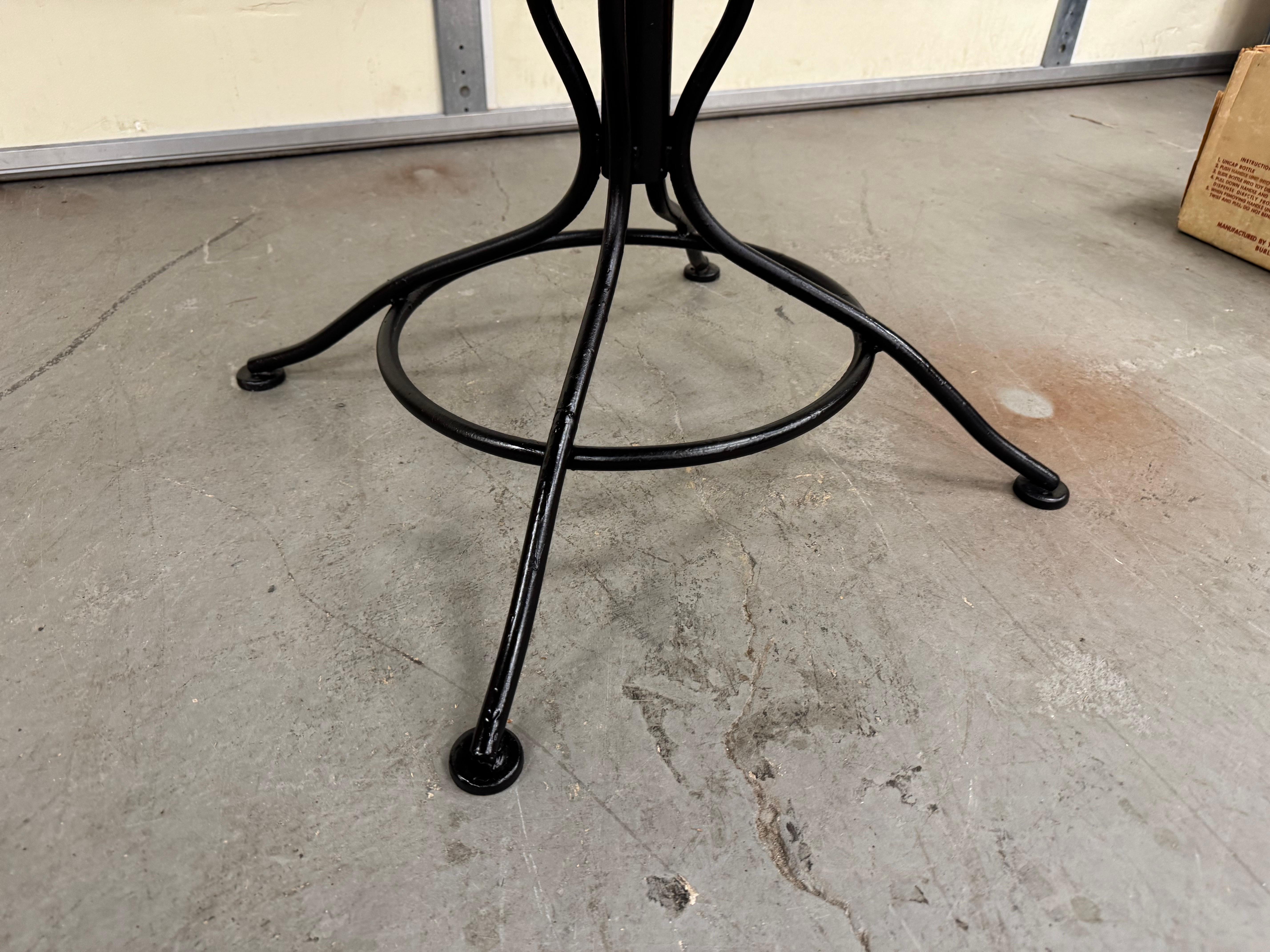 Woodard d'extérieur Mid-Century Modern  Table de salle à manger ronde 48