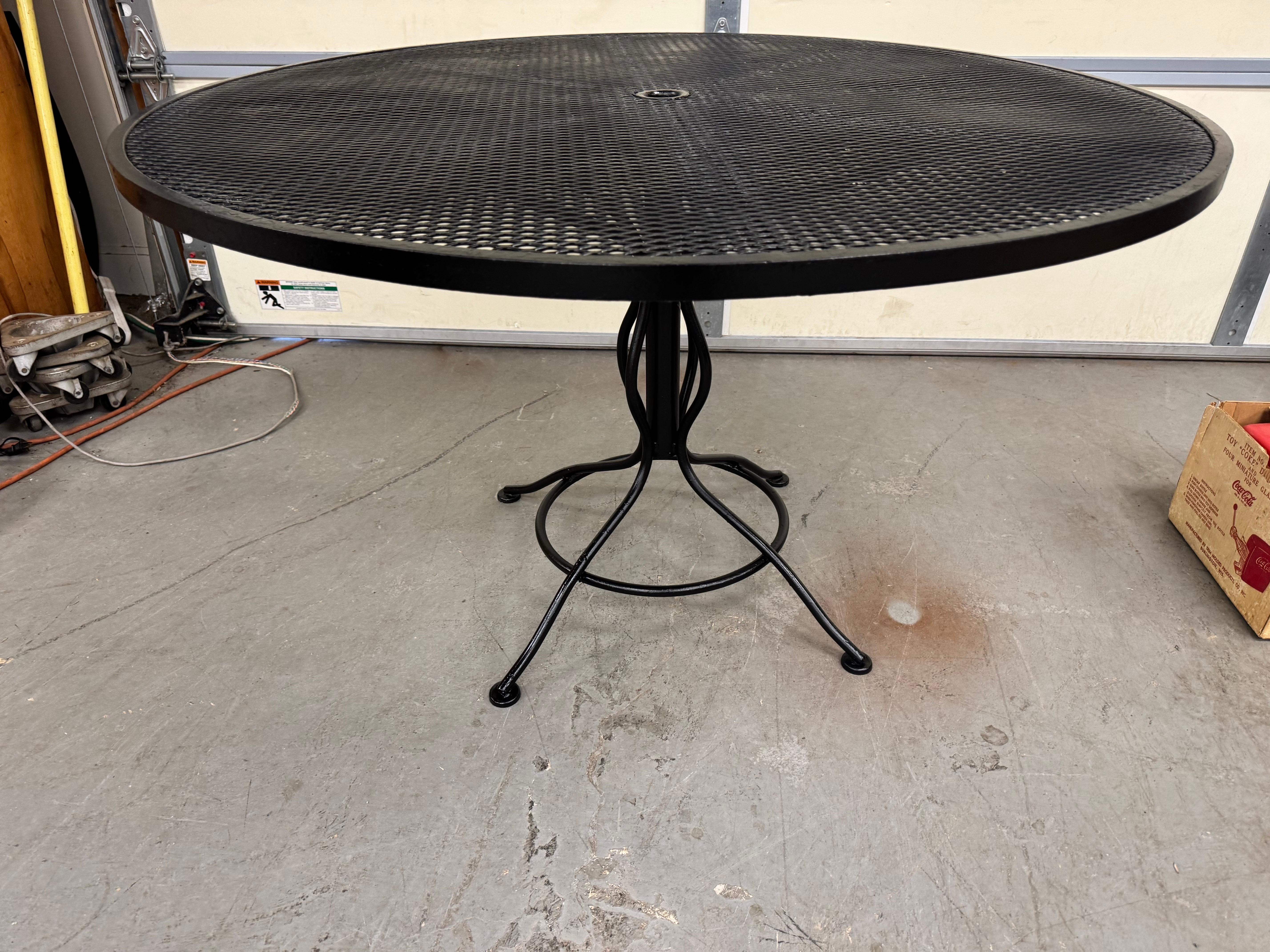 Woodard d'extérieur Mid-Century Modern  Table de salle à manger ronde 48