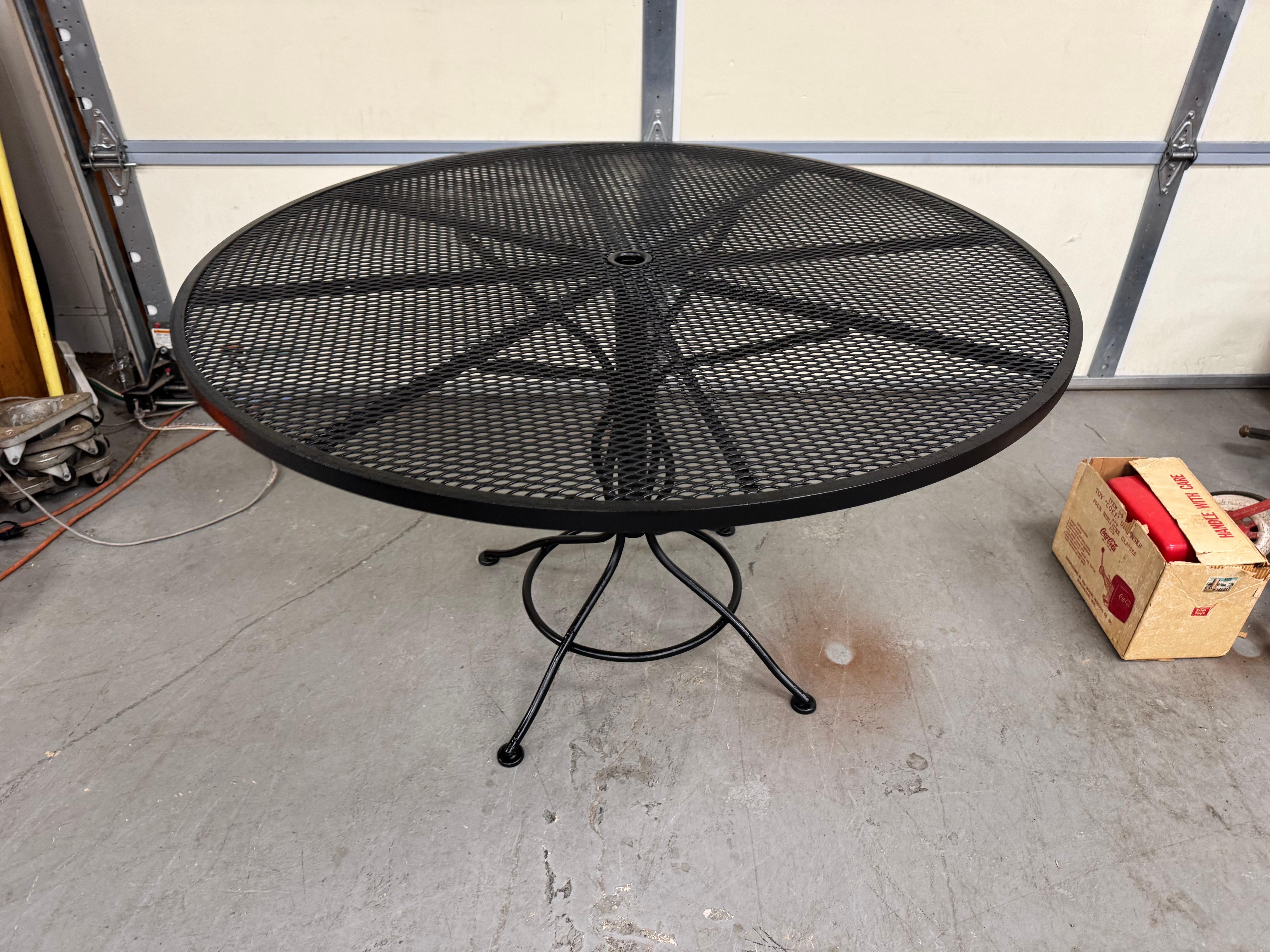 Woodard d'extérieur Mid-Century Modern  Table de salle à manger ronde 48