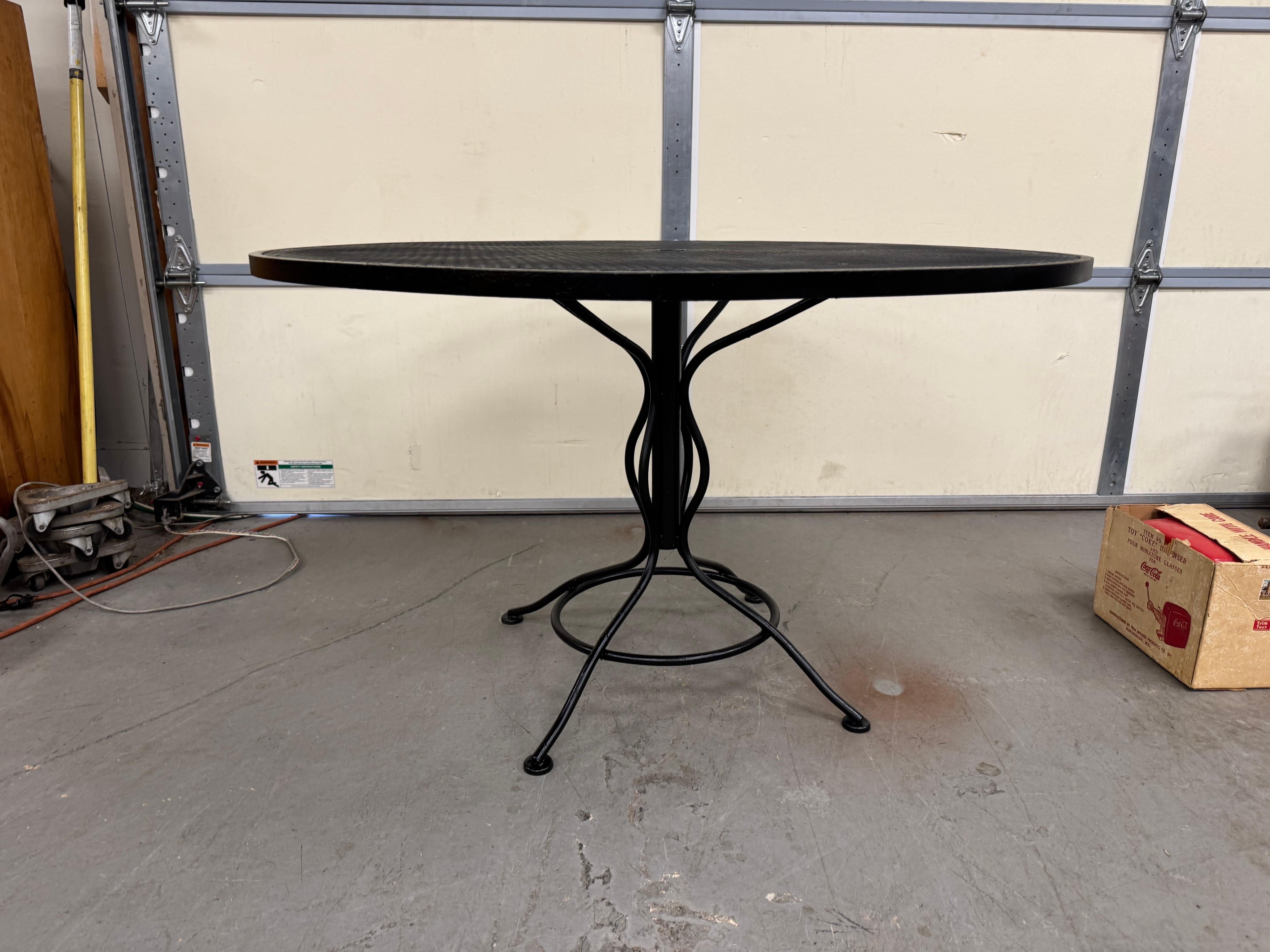 Métal Woodard d'extérieur Mid-Century Modern  Table de salle à manger ronde 48