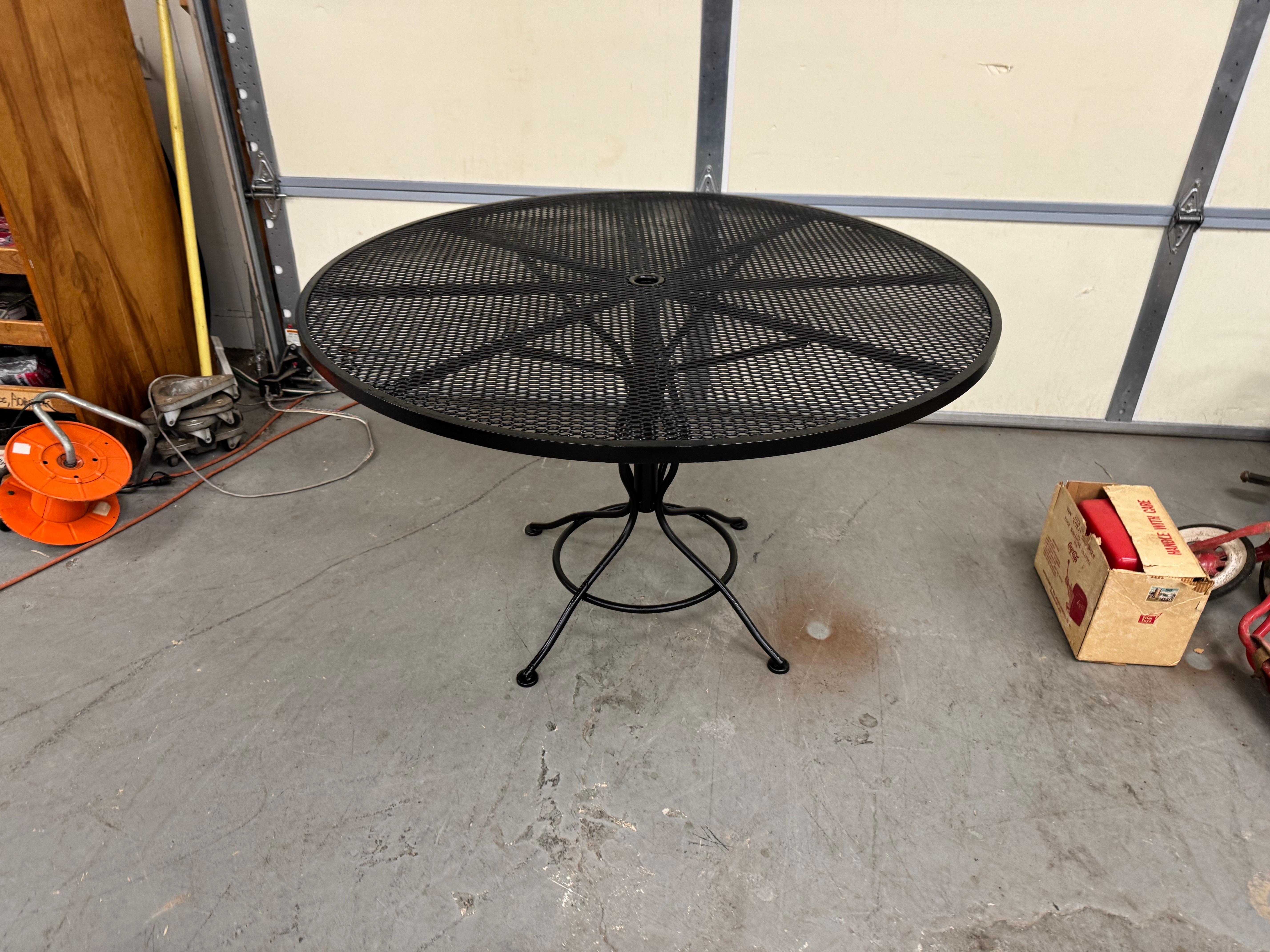 Woodard d'extérieur Mid-Century Modern  Table de salle à manger ronde 48