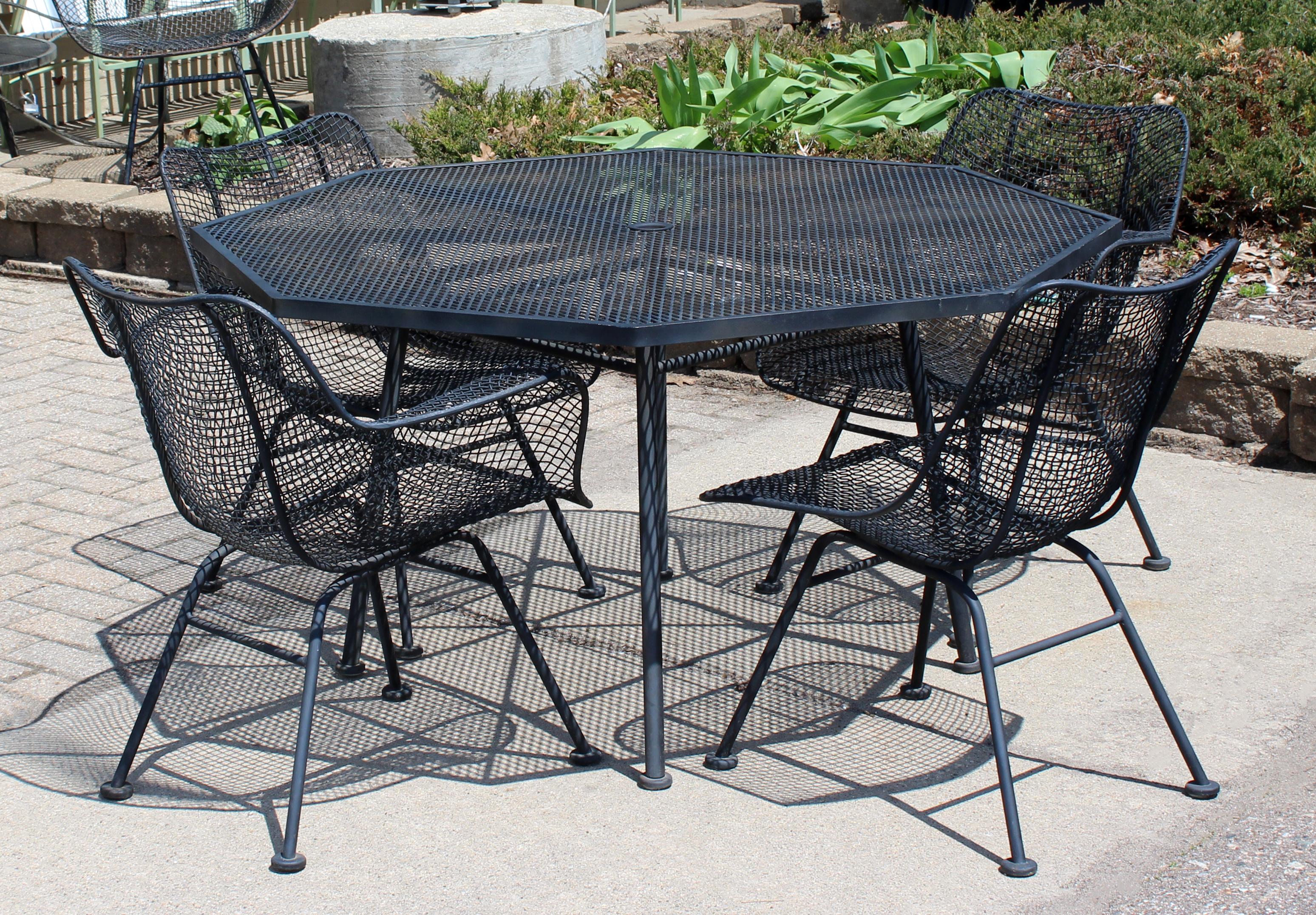 For your consideration is an incredible, outdoor patio dining set, including a table with two side chairs and two armchairs, by Woodard Sculptura, circa 1960s. In excellent condition. The dimensions of the table are 51